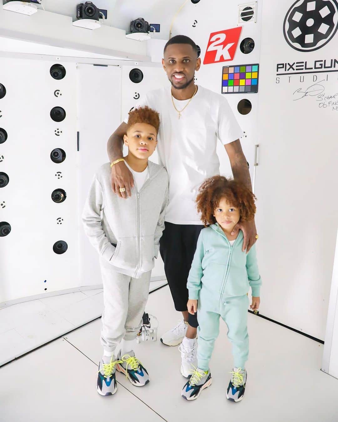 ファボラスのインスタグラム：「I don’t usually cheese in pics.. 😁 But this is the smile of a Dad who’s about to be killing his son in @nba2k with himself as a player in the game... Thanks again @ronnie2k. 💯 @iamprincejoso @mrjonasjackson  #NBA2K20  #ScanningDay」