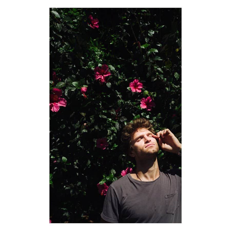 キーガン・アレンのインスタグラム：「via @ali_collier 🌺」