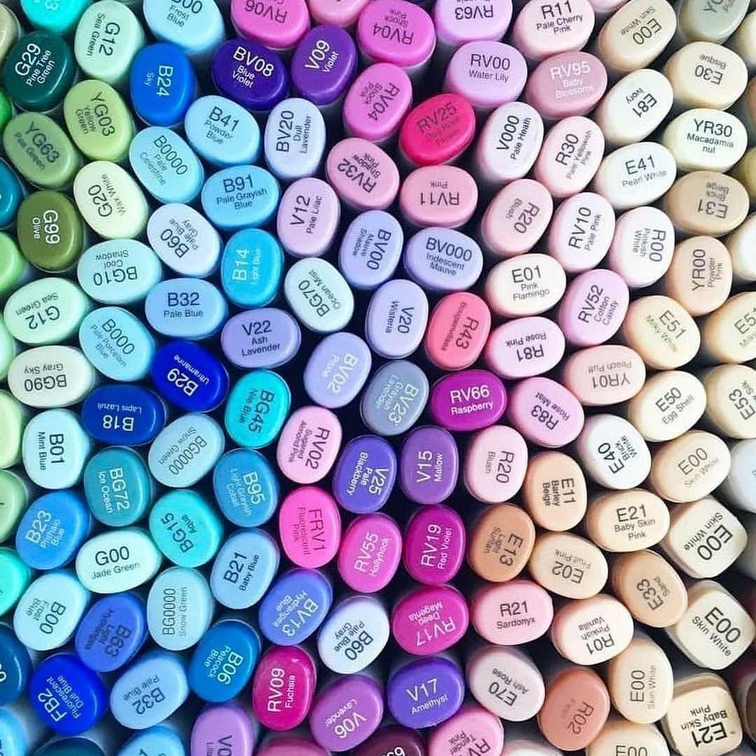 Holly Nicholsさんのインスタグラム写真 - (Holly NicholsInstagram)「Are you looking for guidance on how to start your Copic Marker Collection? Take a peek at my stories today- I share my essential colors for each color family! They are also added to story highlights under “Copic”. #copicmarkers #markers #illustration #fashionillustration #fashionsketch #hnicholsillustration」8月20日 2時04分 - hnicholsillustration