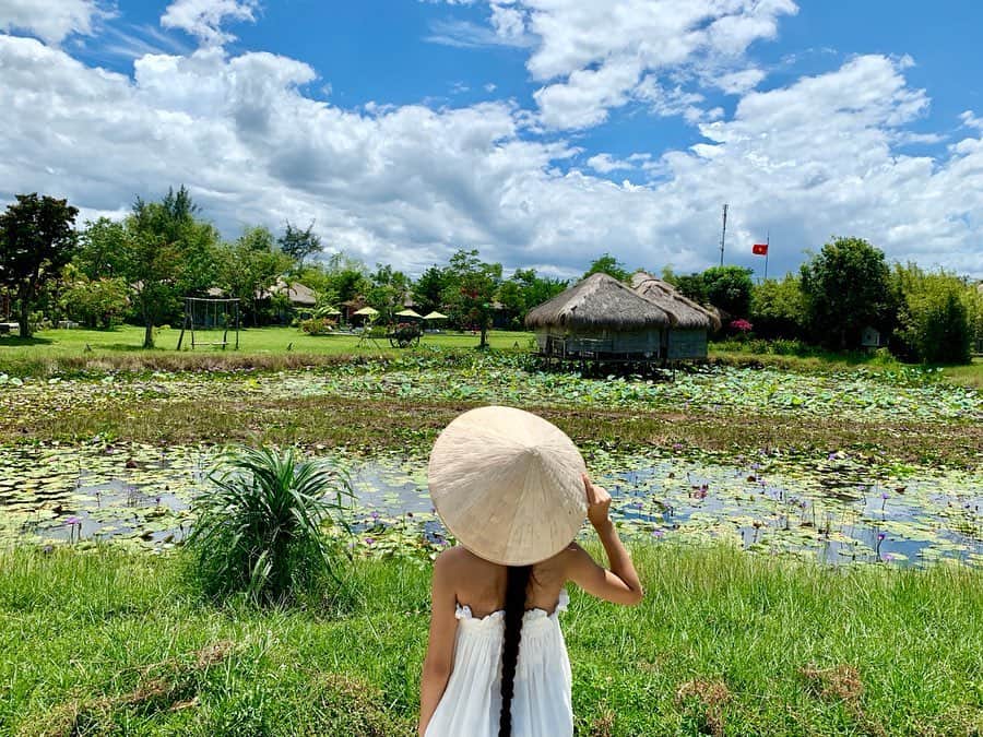 Laraさんのインスタグラム写真 - (LaraInstagram)「. Even though it was my first time in Hoi An, it felt very at home and nostalgic to me!! I became a big fan of these traditional Vietnamese hats!! They’re called Non-las! They are really good for the heat and keep you cool during the day! . .  Vietnamのとんがり帽子、ノンラーの大ファンになったよ。 軽くて涼しくて完璧に日差しをさえぎってくれるの。 ホイアンは初めて来たけど なぜか懐かしい気持する場所。 #larasummerholiday  #ホイアン #ノンラー」8月20日 1時57分 - fa_la_lara