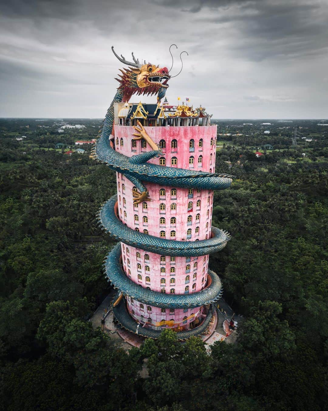 Discoveryさんのインスタグラム写真 - (DiscoveryInstagram)「“Wat Samphran, otherwise known as the Dragon Temple, is situated about an hour outside of Bangkok, and whilst it looks like something from Disneyland, it is in fact a real Buddhist temple where many Thais go to worship. The main pink building is encased by a fierce green dragon, and makes for a fantastic photo.” 📸 + caption by Jordan Hammond (@jordhammond) . . . . #photography #photooftheday #explore #naturephotography #nature #potd #travelIG #wow #natureIG #explore #travelgram #WatSamphran #NakhonPathomProvince #architecture #dragon #dragontemple #worldphotographyday」8月20日 1時59分 - discovery