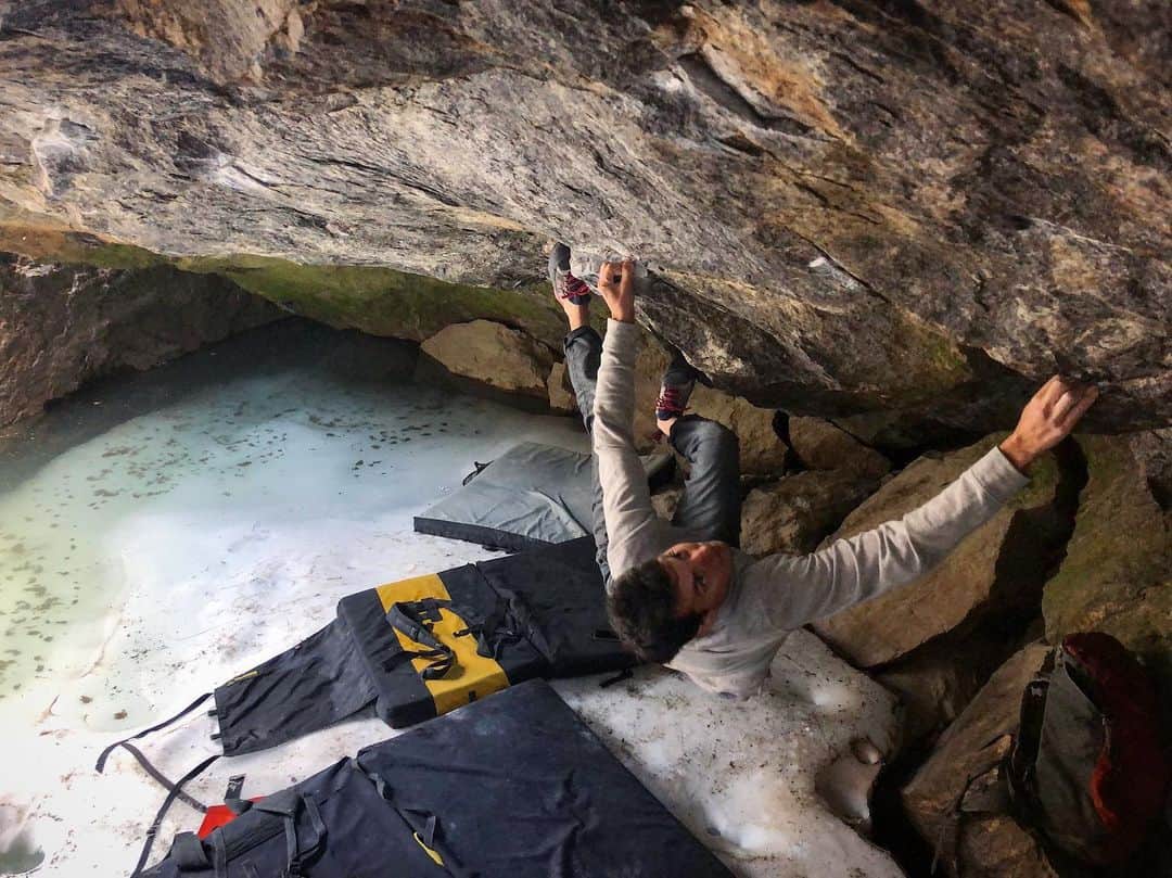 ポール・ロビンソンのインスタグラム：「I’m not sure if the temps are cooling off or not yet but my psyche for upper upper is quite high these days 🙌🎩 happy to finish off the “Doppelgänger Poltergeist,” 8B/V13 the other day. Onward to the next proj tomorrow ⛽️⛽️⛽️ #bouldering photo: @lizzy.ellison」