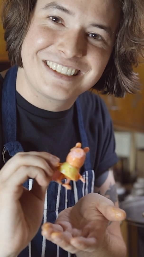 HEY VIOLETのインスタグラム：「here's how @caseymoreta makes his go-to weeknight dish, pappardelle pasta with a tomato cream sauce 🍝」