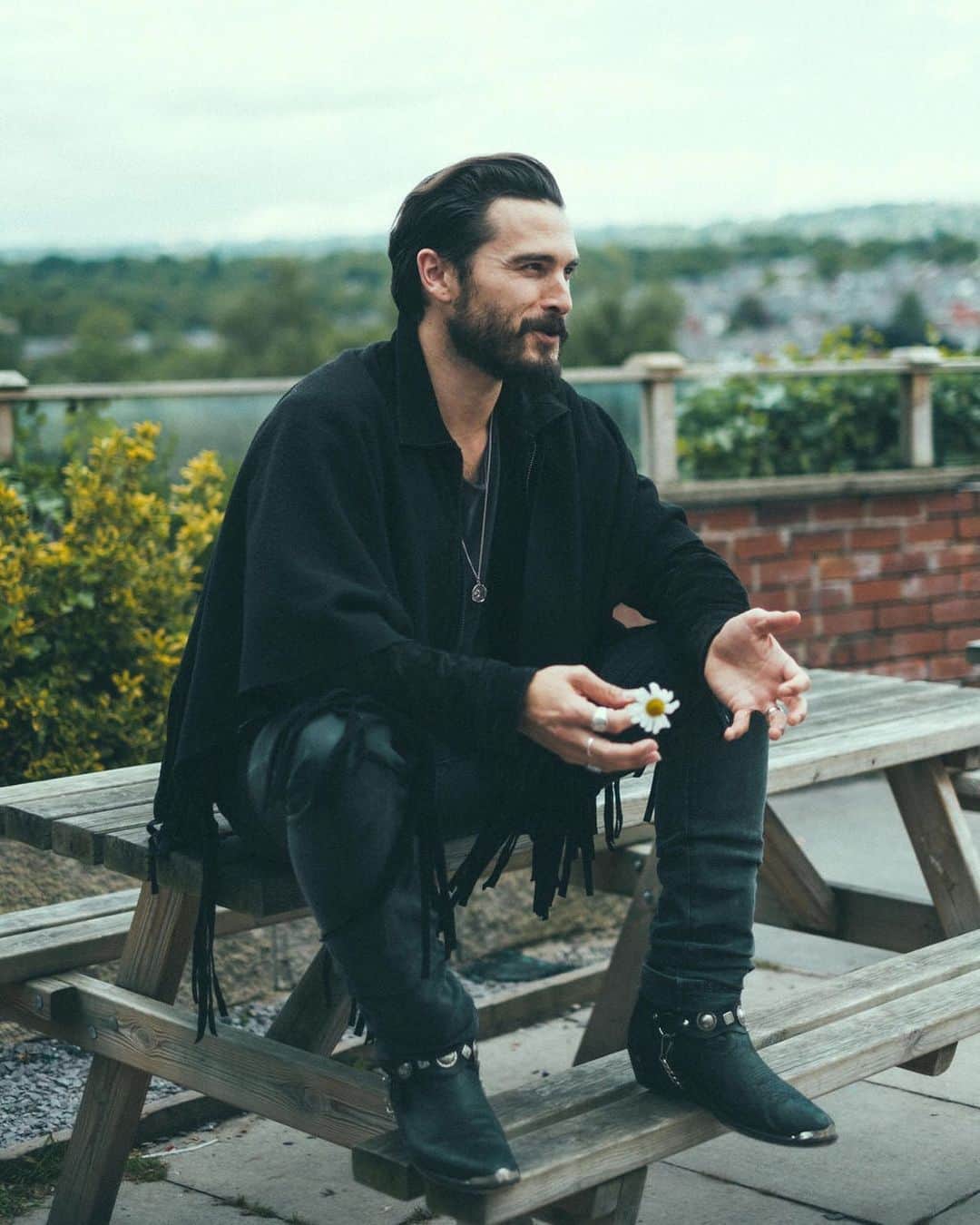 のインスタグラム：「Tickets for the Michael Malarkey 2020 European Tour are available NOW. Dates and cities below. See you on the road! Link in bio for tickets... ・・・ Jan 09 UK Manchester, Deaf Institute Jan 10 UK London, Bush Hall Jan 11 FRA Paris, Cafe La Danse Jan 13 BEL Antwerp, Zappa Jan 14 HOL Amsterdam, Melkweg Jan 15 GER Cologne, Luxor Jan 17 DEN Copenhagen, Little Vega Jan 18 SWE Stockholm, Nalen Klubb Jan 19 NOR Oslo, Parkeateret Jan 21 GER Hamburg, Nochtspeicher  Jan 22 GER Frankfurt, Das Bett Jan 23 GER Berlin, Bi Nuu Jan 24 POL Warsaw, Proxima Jan 25 CZE Prague, Roxy Jan 27 HUN Budapest, Durer Kert  Jan 28 AUT Graz, Orpheum Jan 29 SLOV Bratislava, Randal Club  Jan 31 ITA Milan, Gate Feb 01 GER Munich, Strom Feb 03 UKR Kiev, Caribbean Club Feb 05 RUS Moscow, 16 Tons Feb 06 RUS St Petersburg, The Place Feb 07 SPA Barcelona, Antiga Fabrica Estrella Damm Feb 08 SPA Madrid, Moby Dick ・・・ 📷 @taylorvancleavephotography」