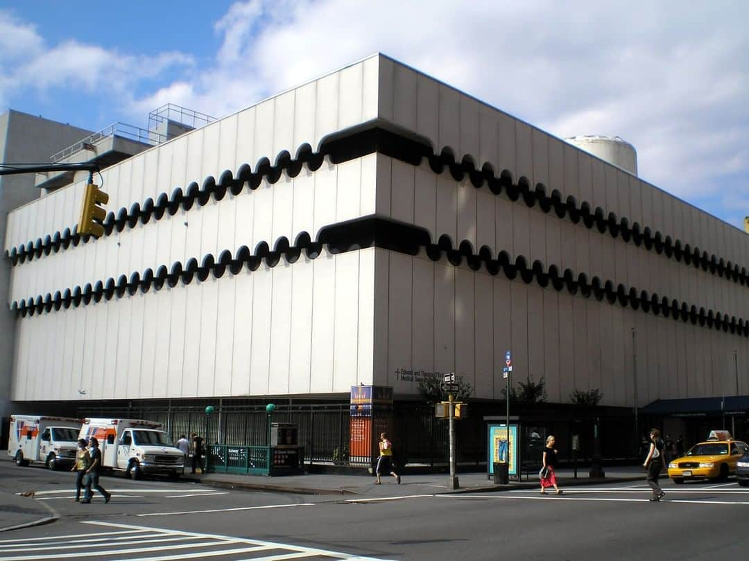 ニューヨーク近代美術館さんのインスタグラム写真 - (ニューヨーク近代美術館Instagram)「"The Joseph Curran Building in Greenwich Village, originally the headquarters of the National Maritime Union, was designed by architect Albert C. Ledner, a student of Frank Lloyd Wright whose work was featured in the 1979 MoMA exhibition Transformation in Modern Architecture. Ledner’s use of scalloped, prefabricated concrete panels and porthole windows playfully evoked features of maritime architecture, breaking away from the sanitized, corporate modernism of mid-century New York.” –Evangelos Kotsioris (@evangelos.kotsioris), curatorial assistant in our department of architecture and design … As we await our reopening, discover New York City's hidden art and design gems with our staff #MoMApicks: mo.ma/picks (link in bio) … [Details: Albert C. Ledner. Joseph Curran Building. 1963. 30 Seventh Avenue. Photo: David Shankbone. Used under Creative Commons Attribution 2.5 Generic]」8月20日 2時18分 - themuseumofmodernart