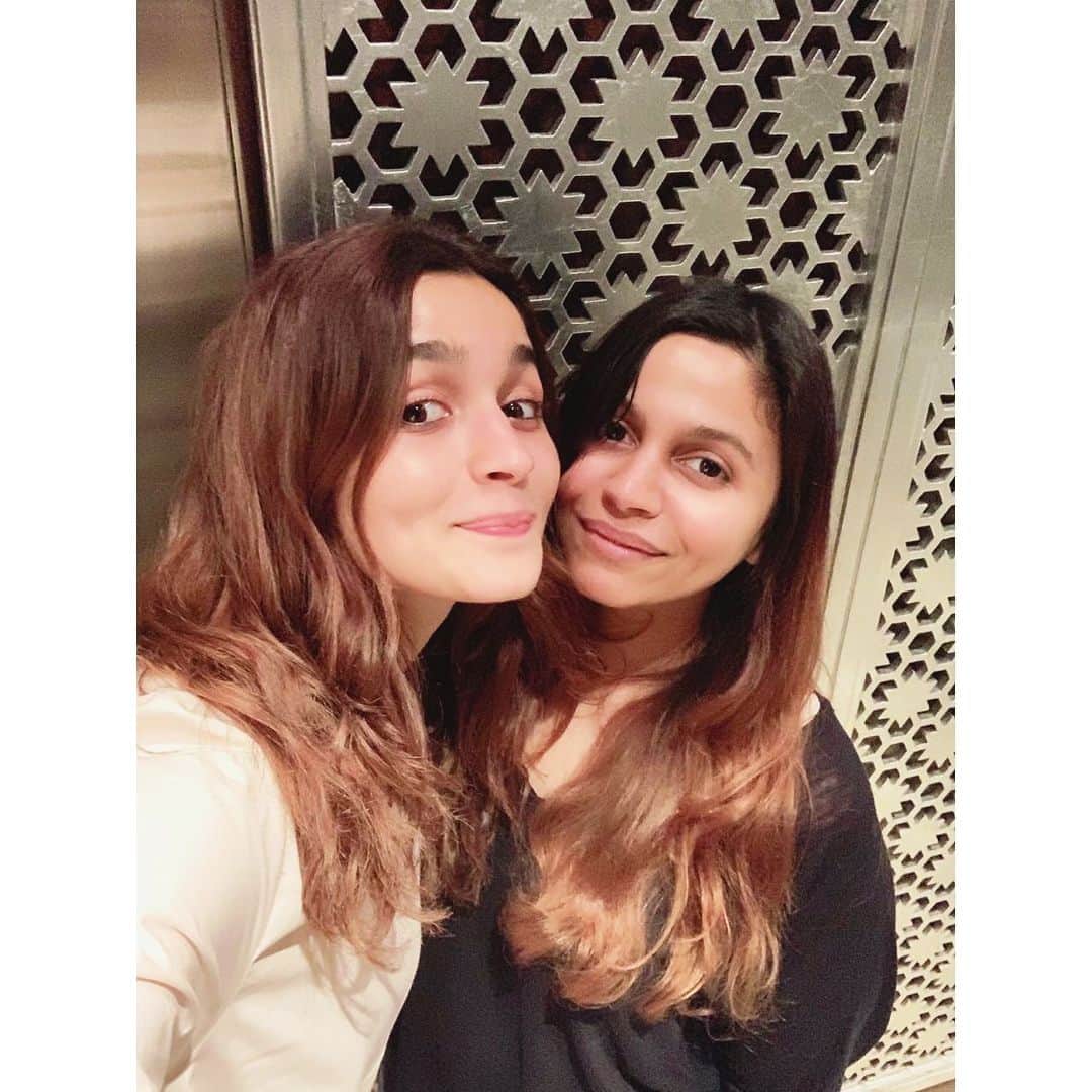 アリア・バットのインスタグラム：「No one will ever be as entertained by us as US 🐒」