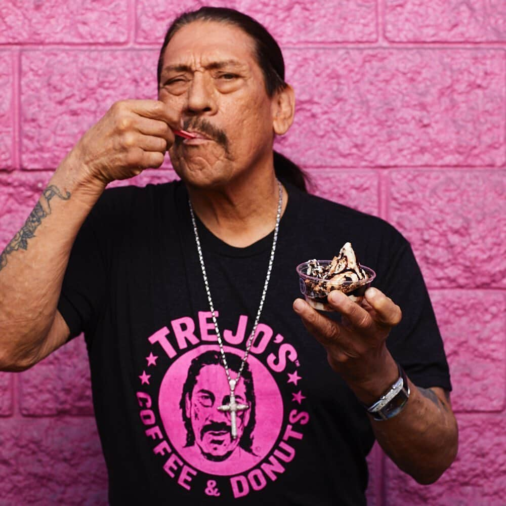 ダニー・トレホさんのインスタグラム写真 - (ダニー・トレホInstagram)「Happy #NationalSoftServeDay Celebrate with us at Trejo's Donuts - Buy One, Get One Free Trejo's Soft Serve! . . . #dannytrejo #trejosdonuts #softserve #icecream #hollywood」8月20日 2時30分 - officialdannytrejo