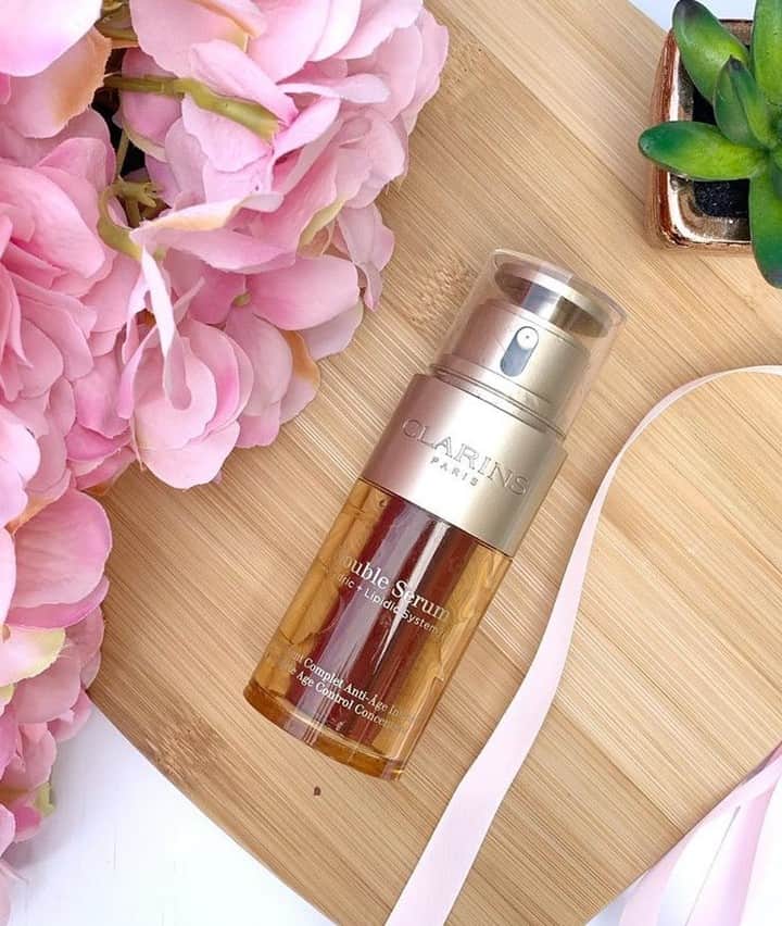 CLARINSさんのインスタグラム写真 - (CLARINSInstagram)「Double Serum packs 21 skin-loving plant ingredients in every pump, so you know it's good to the very last drop. Show us your empties with #ClarinsEmpties! 📷: @beautyandtheballroom #ClarinsSkincare」8月20日 2時35分 - clarinsusa