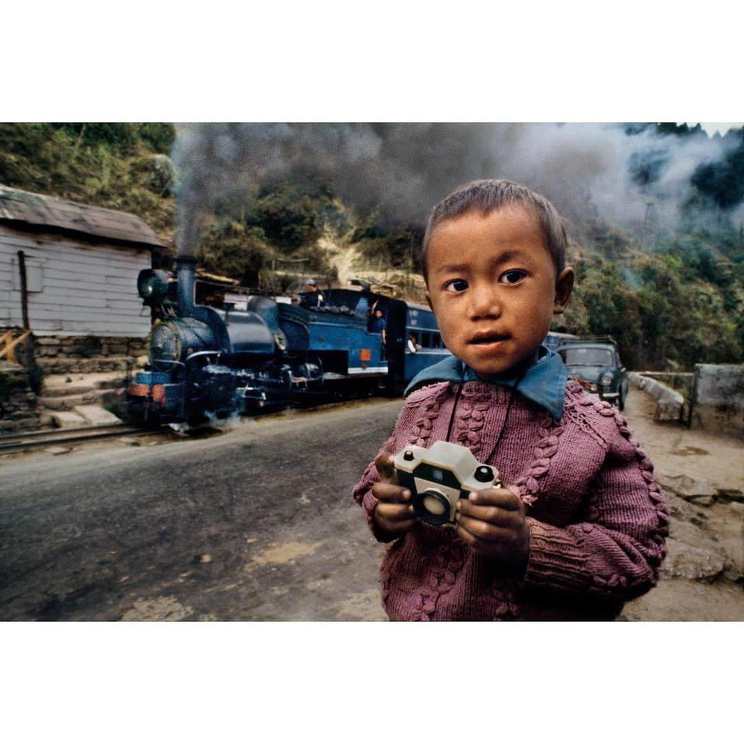 スティーブ・マカリーさんのインスタグラム写真 - (スティーブ・マカリーInstagram)「#WorldPhotographyDay  1st image: Man in a bakery pretending to have a camera, #Kabul, #Afghanistan, 2002. 2nd image: A boy in front of a passing train with a toy camera, #Darjeeling, #India, 1983.」8月20日 2時45分 - stevemccurryofficial