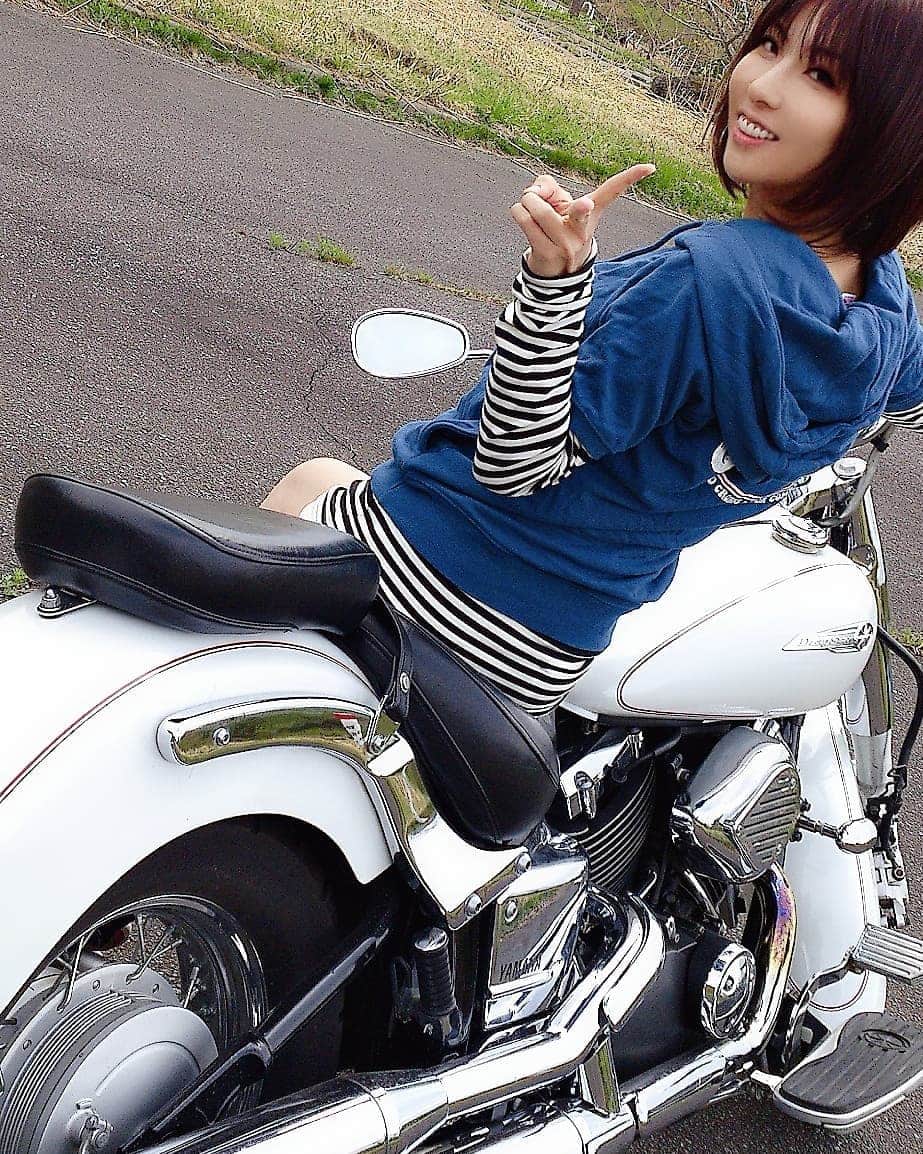 浅乃ハルミさんのインスタグラム写真 - (浅乃ハルミInstagram)「昨日はバイクの日だったってことで、 懐かしい写真を。 画質悪くてすまない。 勿論走ってるときは、脚出さず長いパンツ穿いてましたよ。 地元が田舎なのがバレバレ。笑  #バイク女子 #バイク #バイクのある風景  #バイク好きな人と繋がりたい  #バイク女子と繋がりたい  #バイク乗りと繋がりたい #バイク写真部 #バイクの日  #バイカー女子  #バイカー  #バイク乗り  #バイクが好きだ  #カワサキバイク  #ニンジャ乗り  #ニンジャ  #bike  #bikegirl  #biker  #bikelife  #kawasaki  #ninja  #yamaha #ドラッグスター  #dragstar #過去pic #ショートヘア  #ショートボブ」8月20日 2時53分 - harumiasano_