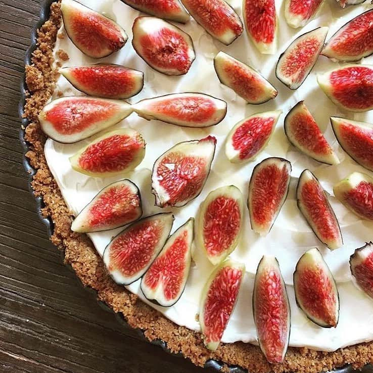 Food & Wineさんのインスタグラム写真 - (Food & WineInstagram)「Figs, mascarpone, butternut snap crust. Yes, yes, yes, Deputy Editor @melhansche's week is off to a delicious start. 📷: @melhansche」8月20日 3時05分 - foodandwine