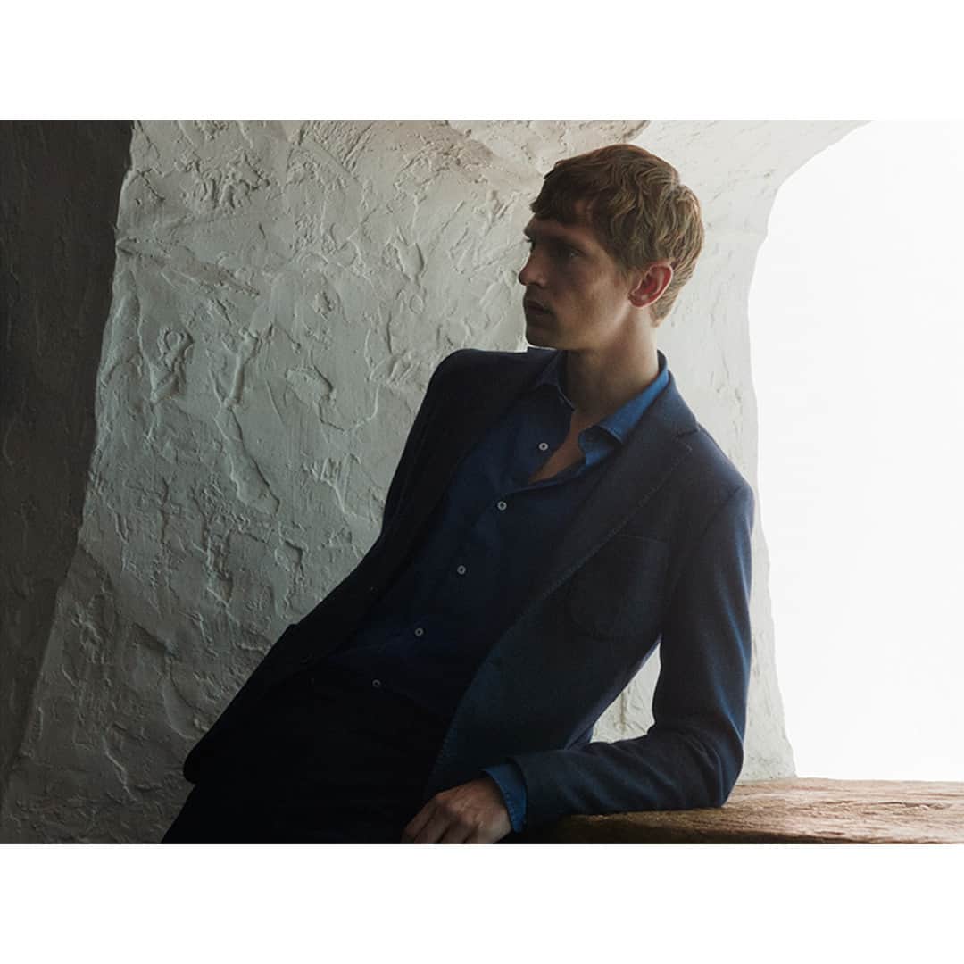 Massimo Duttiさんのインスタグラム写真 - (Massimo DuttiInstagram)「Rhapsody in Blue ⎮ A total look in blue hues fit for the season.  Photographer @amitisraeli1 Thanks @mathias_laur #NewinDutti #MassimoDutti」8月20日 3時00分 - massimodutti