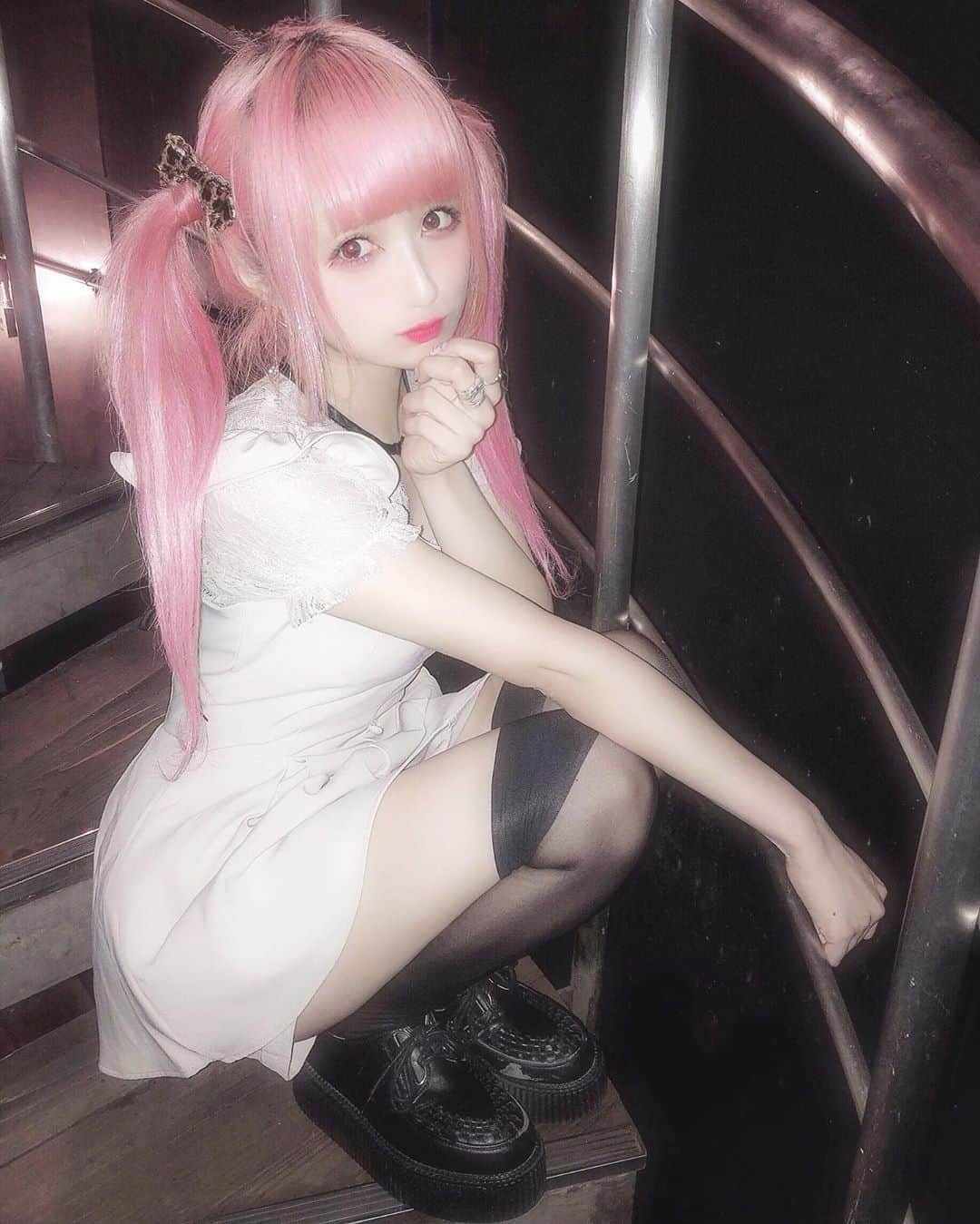 胡桃兎愛のインスタグラム：「08.19でヒロシンとしてデビューさせて頂いて半年記念でした。 私にとってヒロシンとして活動させて頂いた半年間という時間は今まで生きてきた中で1番濃くて凄く凄く幸せな時間でした。 私は元々歌う事も踊る事も得意ではないし、話すのも苦手だし、自分の意思を伝えるのも得意ではないし、根暗だし、得意な事も自分に自信がもてる面も見つけれなくて、周りと比べてばっかで、けど好きなものを貫きたくて好きな格好をしたりしてたけれど周りの声がやっぱり気になって怖くなっちゃったりとか、とにかく自分自信に自信が持てなくて、なんの為に生きてるんだろうって思ったり、人前に出るお仕事は自分に向かないのじゃないかって思ったりもしたけど、そんな自分をやっぱり変えたい、何かきっかけはないかな、、って思った時に声をかけて頂いたのがヒロシンとして活動させて頂くきっかけでした。 楽しい事や嬉しい事ばかりじゃなくて悔しかったり辛かったりする事も今まで沢山あったけど、それ以上に沢山の方に出会えて沢山の幸せをみんなからもらって色々な事も経験させて頂けて、考え方も少しずつ前向きになって前より少し自分に自信が持てるようになって、、 今はアイドルというお仕事をさせて頂けて、この道を選んで、みんなと出会えて本当に本当に幸せだなって思ってます。 出会ってくれて生きる希望になってくれてありがとう。 私もみんなに恩返しできるように、生きる希望に少しでもなれるようこれからも私なりに頑張ります。 ヒロ信のみんなも兎愛病のみんなもちょ〜〜らぶだよっ❤︎ まだまだ沢山頑張っていくのでこれからもついてきてもらえると嬉しいです、よろしくお願いします。  今日のヒロシンデビュー半年記念イベントも一緒に楽しもうねっ！！！ (長くなっちゃったけど最後まで読んでくださった方ありがとうございました！！)」