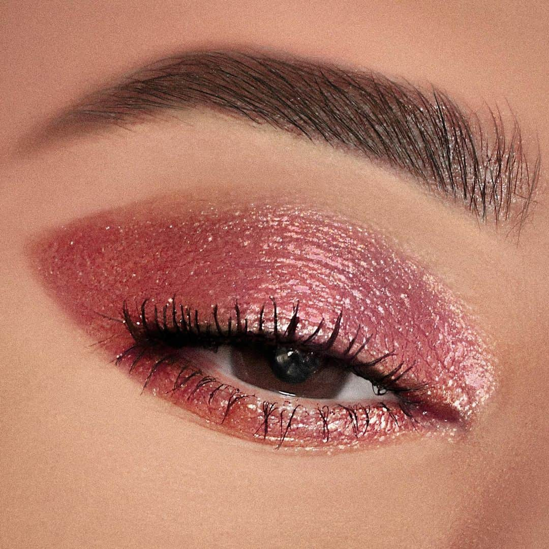 Too Facedさんのインスタグラム写真 - (Too FacedInstagram)「Bring on the SHIMMER ✨ Double tap if you are LOVING our Crystal Whips! Shade shown: It's Lit #tfpeachesandcream @rebellebeautyx #toofacedambassador #toofaced」8月20日 3時18分 - toofaced