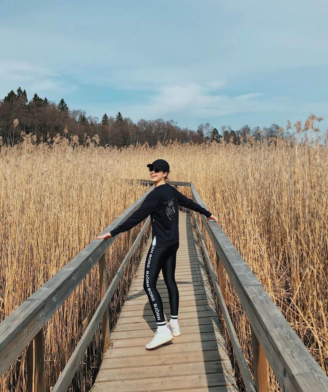 ラウラ・レピストのインスタグラム：「Mistä asioista just sä koet saavasi hyvää oloa?🧡 Some on täynnä kaikenlaisia vinkkejä ja ohjeita onneen, mutta muistetaanhan me että ollaan kaikki yksilöitä. Luota oman kroppasi viesteihin ja sille sopiviin hyvänolon tapoihin, sä kun tunnet sen paremmin kun kukaan muu.🙏🏼 . Mulle tällä hetkellä tärkeimpiä vireystasojen ylläpitäjiä ja kokonaisvaltaisen jaksamisen kulmakiviä on fiilispohjainen suunnittelematon liikkuminen kalenteroidun tiukan pt-treenaamisen sijaan🤸🏾‍♂️, hyviin yöuniin panostaminen💤, sekä sellanen kliseinen 80/20 rento meininki ruokavalintojen kanssa.🥑🥦🍫🍓 Tärkeintä mulle on että ruokailu on säännöllistä (koska hangry tapaus täälläkin jep🆘👋🏼😅), ja että ruuasta tulee aidosti hyvä olo kroppaan. . Pienet hyvät valinnat arjen ruokailussa pitää mun vireystasot kohdillaan töihin ja liikkumiseen, ja uskon että ne pitää mut terveenä niin arjessa kuin ennen kaikkea myös pidemmällä tähtäimellä. Oon hiljattain alkanut tekemään @puhdistamo ’n kanssa ilolla hieman yhteistyötä, jonka myötä tuun varmasti yhä enemmän tuomaan täälläkin esille mun valintoja ravintoon, ja miten olen niihin päätynyt luisteluaikojen välillä aikas tiukkapipoisuuteen lipsuneista tavoista, johtuen varmasti tiedonkin puutteesta. Onneksi tänä päivänä ravinnosta puhutaan ja tiedetään yleisesti enemmän, kun sillon 10 vuotta sitten kun lähinnä laskettiin kaloreita ja mietittiin kokonaisuutta pelkällä proteiinit/hiilarit/rasvat meiningillä.🤦🏽‍♀️ Silti koen että esimerkiksi nuorten naisten urheilussa näistä asioista on hyvä muistutella tasaiseen tahtiin, ja stooreihin kun asiasta höpisin niin tähän yhtyi teistä vaaaltaosa.🙏🏼 Iloa ja energiaa tähänkin viikkoon taas tyypit! Mä alotin viikon sporttailut pyöräilemällä illalla hotflowjoogaan. Huomenna työpäivän jälkeen luvassa ainakin hyvien ystävien seuraa!❤️ . . . . #yhteistyö #puhdistamo #ravinto #ravitsemus #terveys #liikunta #hyväolo #balanssi」