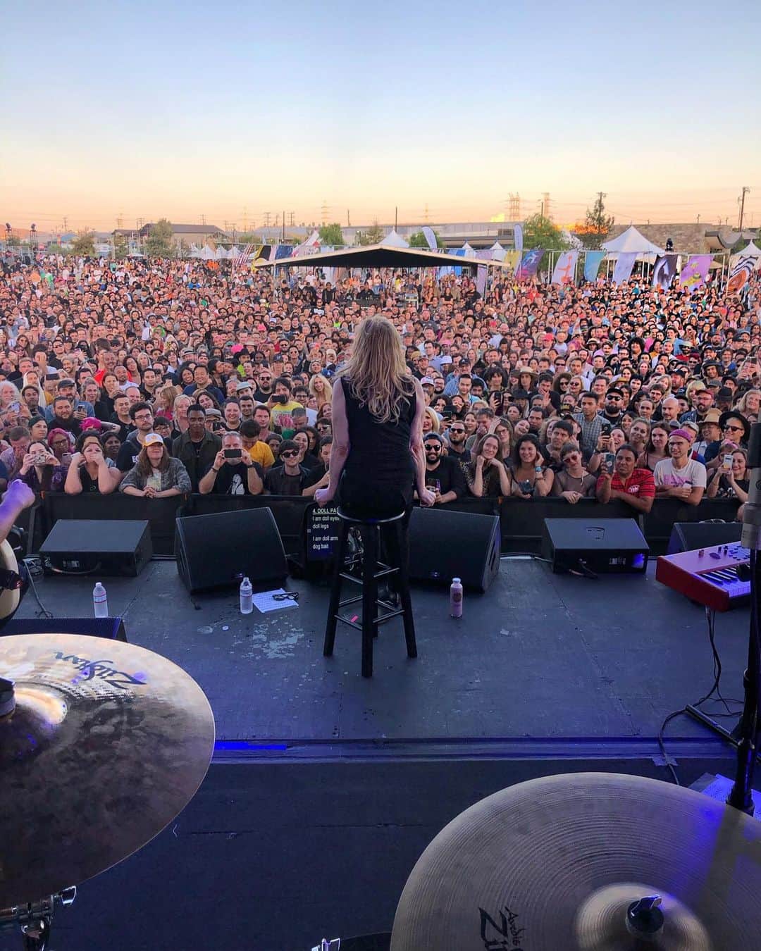 scottlippsさんのインスタグラム写真 - (scottlippsInstagram)「Swipe! My drum view from @yoladia last night w @courtneylove and the rest of my guys @roddybottum @nader_kheirbek and Clint! Tag yourself in the audience! Thx for coming @brandonboyd and many more!  #yoladia #courtneylove」8月20日 3時30分 - scottlipps