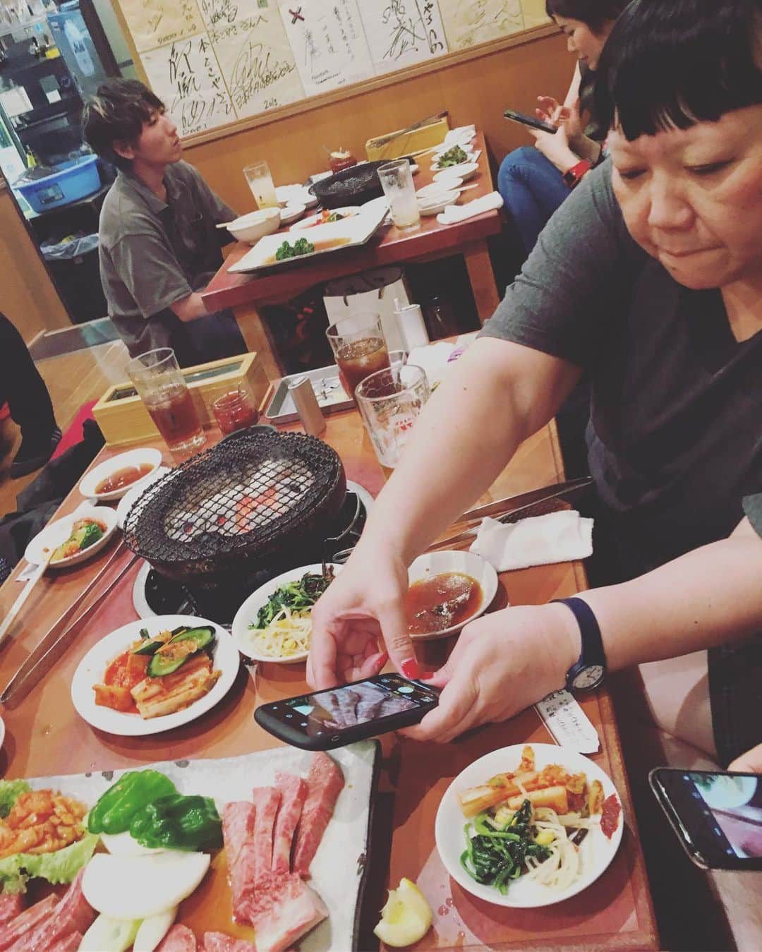 猫沢エミさんのインスタグラム写真 - (猫沢エミInstagram)「夏の締めくくり ＠浅草 本とさや の大焼肉大会❣️ 全メンバーごめん🙏 縦割り写真も撮っとけばよかった😫複数枚数UPだと横割見切れる😭  まるで真城スペシャルのようになってしまいましたが、なかなか濃ゆいメンバーで、サイコーに盛り上がりました。今日は人数分の勢いを借りて食べたね〜。 肉後は、北浅草の老舗喫茶・ロッジ赤石を狙ったけど、月曜定休にてデニりました。  しかしここのお肉はやっぱり美味しい😍  みんな、元気で幸せに生きてて。たまに生存確認しないと気が気でない年齢に突入なわけです。もうなんでもいいよ。とにかく好きな人たちには幸せで生きていて欲しいと願う夜なのでした。  #猫沢銘店 #東京下町時間 #真城スペシャル」8月20日 3時24分 - necozawaemi