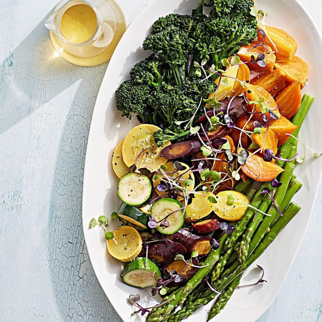 マーサ・スチュワートさんのインスタグラム写真 - (マーサ・スチュワートInstagram)「Start off this week with #meatlessmonday! There's nothing easier to prep than a batch of colorful steamed vegetables. Set a steamer basket inside a pot of water and bring to a boil. Working in batches, and refilling pot with water as needed, steam vegetables until crisp-tender, 3 to 5 minutes for broccolini; 4 to 5 minutes for asparagus, squash, and zucchini; 5 to 6 minutes for carrots; and 15 to 20 minutes for beets. Season with salt, drizzle with oil, and squeeze with lemon. Grab the full recipe at the link in bio! 👆🏼📷: @johnny_miller_」8月20日 3時24分 - marthastewart