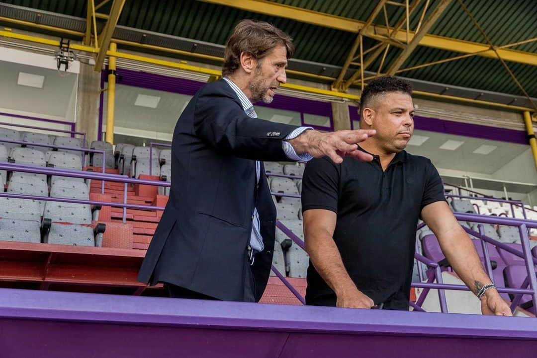 ロナウドのインスタグラム：「Carlos, hoy has acabado una etapa pero empiezas otras nuevas. Este Club te debe mucho y quiero agradecerte tu trabajo, ayuda y cariño. También que confiaras en mí y en mi proyecto para hacer un Real Valladolid todavía más grande. Estamos viviendo una época de muchas ilusiones y una parte de todo esto te corresponde. Te deseo lo mejor en tu nuevos retos y piensa que siempre tendrás aquí tu casa y en mí a un amigo #AúpaPucela」