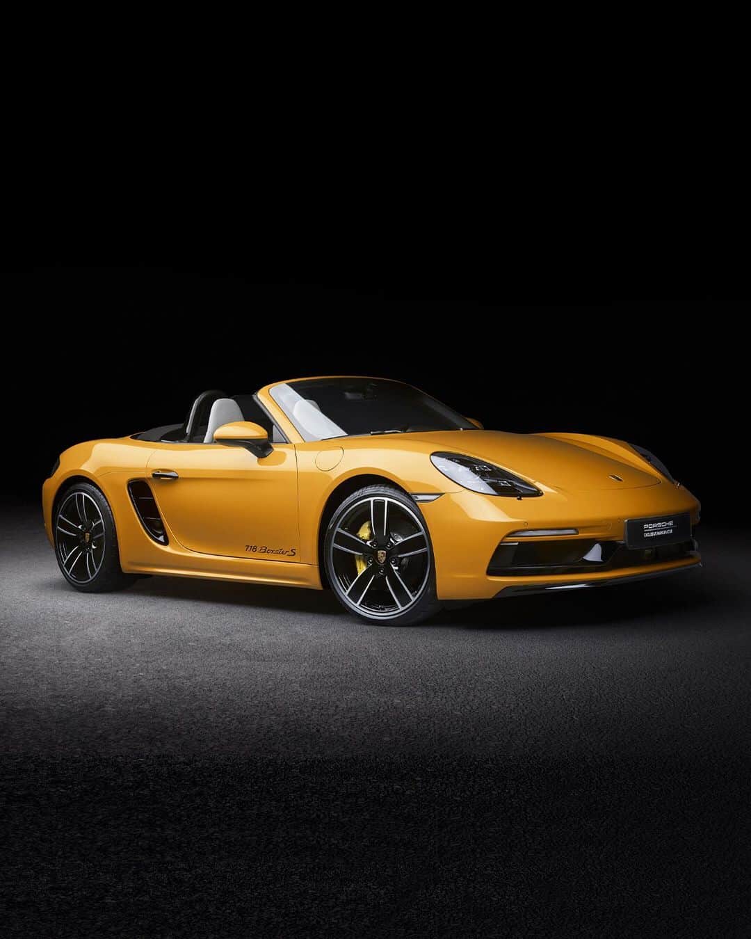 Porscheさんのインスタグラム写真 - (PorscheInstagram)「Only at our Exclusive Manufaktur can you have this much choice. Rather than simply owning a 718 Boxster S, we want you to be able to personalize your Porsche into something innately you. Signal Yellow with a SportDesign package and interior elements in a contrasting color is just the beginning. #Porsche #PorscheExclusiveManufaktur #718Boxster _ Combined fuel consumption in accordance with EU 6: 718 Boxster S: 9,2 – 8,5 l/100 km; CO2 emissions: 210 – 194 g/km」8月20日 3時29分 - porsche