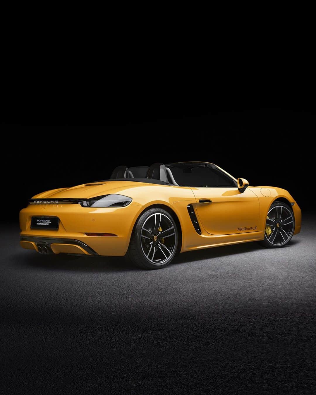 Porscheさんのインスタグラム写真 - (PorscheInstagram)「Only at our Exclusive Manufaktur can you have this much choice. Rather than simply owning a 718 Boxster S, we want you to be able to personalize your Porsche into something innately you. Signal Yellow with a SportDesign package and interior elements in a contrasting color is just the beginning. #Porsche #PorscheExclusiveManufaktur #718Boxster _ Combined fuel consumption in accordance with EU 6: 718 Boxster S: 9,2 – 8,5 l/100 km; CO2 emissions: 210 – 194 g/km」8月20日 3時29分 - porsche