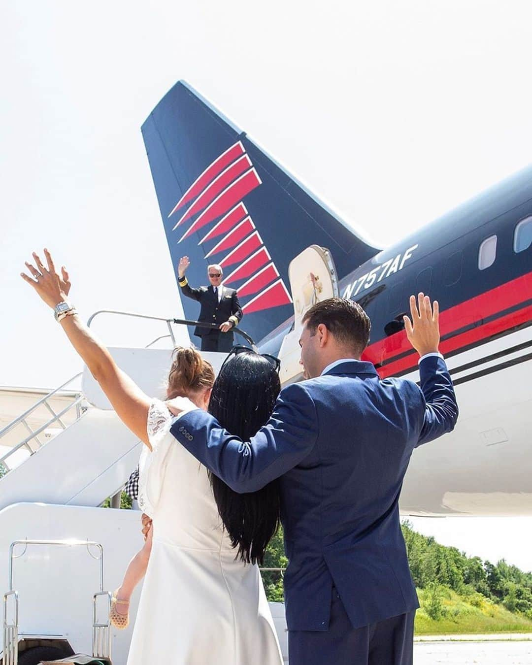 トランプ・ホテルさんのインスタグラム写真 - (トランプ・ホテルInstagram)「Have you checked out the new @TrumpStore Jetsetter Collection inspired by our @Trump air fleet? Use code JETSETTER today only for an exclusive 20% off ✈️ #NationalAviationDay TrumpStore.com」8月20日 3時32分 - trumphotels