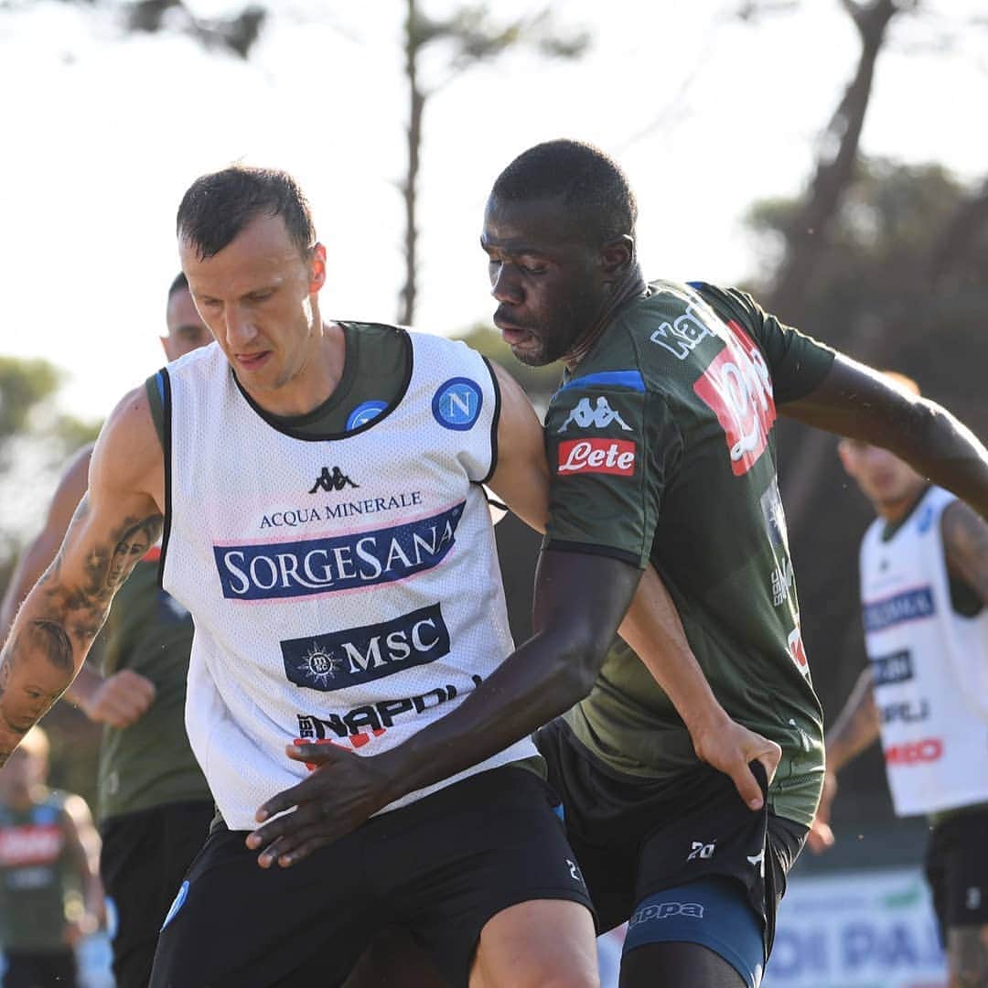 ヴラド・キリケシュのインスタグラム：「Che pressione @kkoulibaly26 💪🏼 !!! #ForzaNapoliSempre」