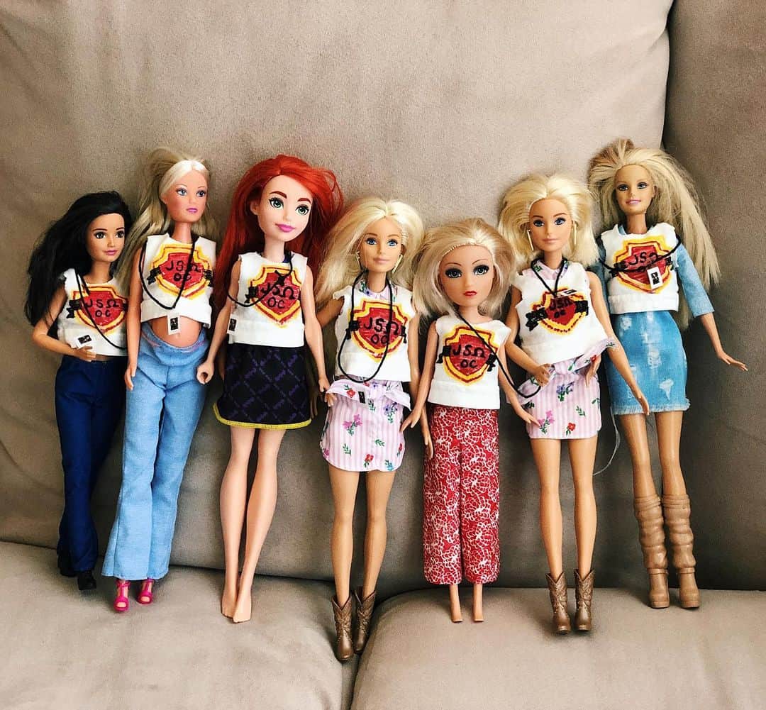 ヘザー・マクドナルドのインスタグラム：「Thank you to my Juicy Scoop OC Sorority Chapter for coming to my Live Juicy Scoop with @fortunefeimster yesterday and making my day with these custom barbies to match each member! So fun meeting up with you all. What city are you from and have you joined a JSO Sorority Chapter? These Juicy Scoop Sorority sisters meet one Tuesday every month to laugh and talk all things Juicy! Love it. You can start one too!  New episode up tomorrow with the some of the best parts from last nights Live Juicy Scoop.」