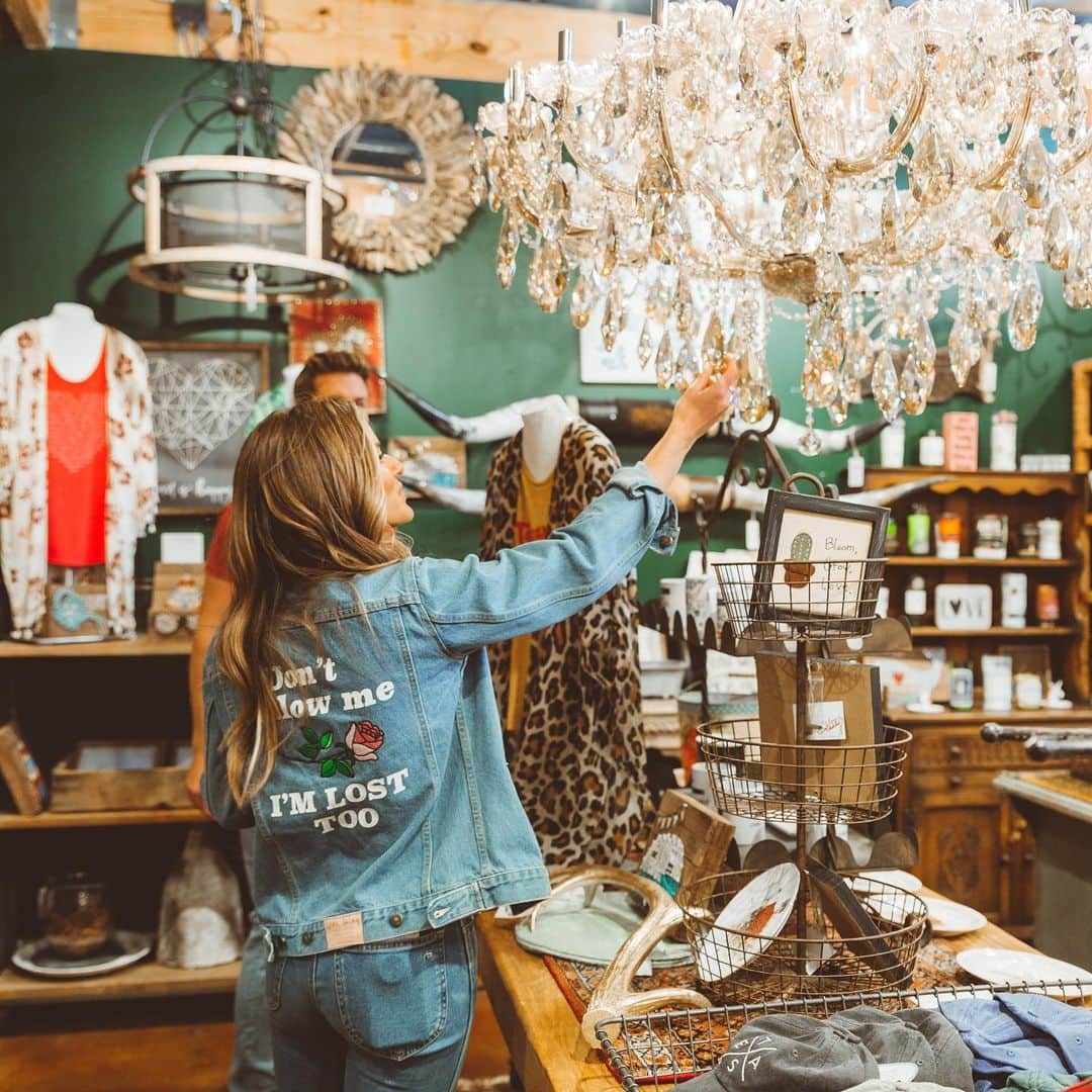 ジョジョ・フレッチャーのインスタグラム：「I’m not sure if wedding planning was on my mind when designing our next project, but we got something 𝒐𝒍𝒅... something 𝐧𝐞𝐰... something 𝒃𝒐𝒓𝒓𝒐𝒘𝒆𝒅... & something 𝓫𝓵𝓾𝓮 on tomorrow’s episode of Cash Pad. And I’m not mad about it 😍✨」