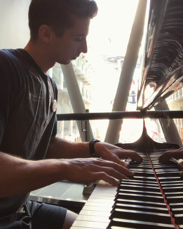 ティモシー・ドレンスキーのインスタグラム：「🎹+☀️=☺️」