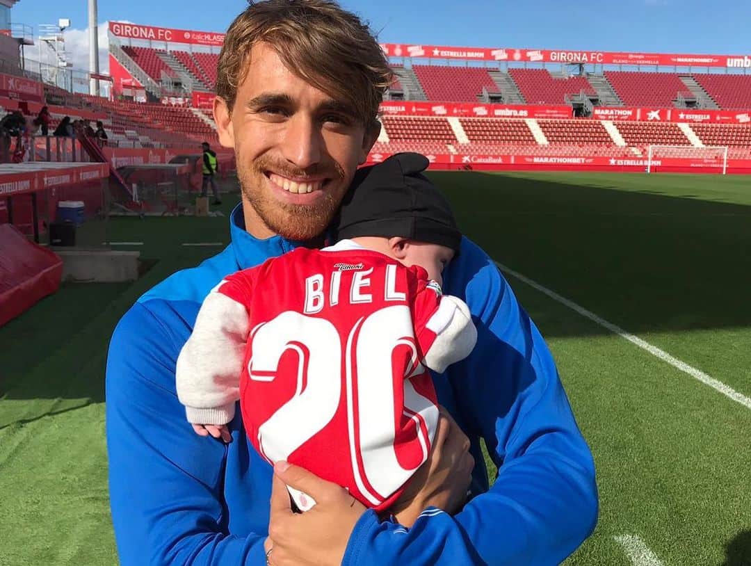 マルク・ムニエッサさんのインスタグラム写真 - (マルク・ムニエッサInstagram)「Avui ens despedim de l’equip, del club, de l’afició i de la ciutat.  Hem viscut experiències de tot tipus en aquestes dues temporades. De bones i de dolentes, però sempre defensant aquests colors i aquesta samarreta, amb orgull i satisfacció.  El futbol em va donar l’oportunitat de jugar al costat de casa i conèixer a molts companys i treballadors, que a dia d’avui considero amics. Avui començo una nova etapa fora, que de ben segur al costat de la meva família serà apassionant.  Només tinc paraules d’agraïment per tota aquella gent que treballa pel GironaFC, des de la gent d’oficines, a la que està amb nosaltres cada dia al vestidor. Però sobretot m’agradaria fer menció especial a l’afició, vosaltres sou els veritables responsables de que el Girona sigui un grandíssim club.  La meva família i jo us estarem eternament agraïts pel tracte rebut. Ens emportem milers de magnífics records i d’experiències viscudes, que recordarem per sempre.  A partir d’avui seré un aficionat més i des de la distància us estaré animant per assolir els objectius. Estic convençut que s’aconseguiran. Som-hi @gironafc !!! 🔴⚪️ Moltes gràcies per tot i fins aviat Girona, Marc Muniesa —————————————————— Hoy nos despedimos del equipo, del club, de la afición y de la ciudad. Hemos vivido experiencias de todo tipo en estas dos temporadas. De buenas y malas, pero siempre defendiendo estos colores y esta camiseta, con orgullo y satisfacción. El fútbol me dio la oportunidad de jugar al lado de casa y conocer a muchos compañeros y trabajadores, que a día de hoy considero amigos. Hoy comienzo una nueva etapa fuera, que seguro junto a mi familia será apasionante. Sólo tengo palabras de agradecimiento para toda aquella gente que trabaja para el GironaFC, desde la gente de oficinas, hasta la que está con nosotros cada día en el vestuario. Pero sobre todo me gustaría hacer mención especial a la afición, vosotros sóis los verdaderos responsables de que el Girona sea un grandísimo club. Mi familia y yo os estaremos eternamente agradecidos por el trato recibido. Nos llevamos miles de magníficos recuerdos y experiencias vividas, que recordaremos para siempre. Muchas gracias y hasta pronto Girona! 🔴⚪️❤️」8月20日 3時49分 - muniesa