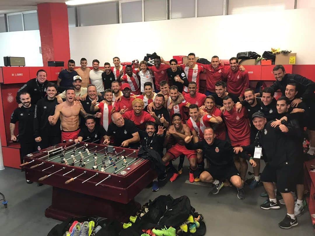 マルク・ムニエッサさんのインスタグラム写真 - (マルク・ムニエッサInstagram)「Avui ens despedim de l’equip, del club, de l’afició i de la ciutat.  Hem viscut experiències de tot tipus en aquestes dues temporades. De bones i de dolentes, però sempre defensant aquests colors i aquesta samarreta, amb orgull i satisfacció.  El futbol em va donar l’oportunitat de jugar al costat de casa i conèixer a molts companys i treballadors, que a dia d’avui considero amics. Avui començo una nova etapa fora, que de ben segur al costat de la meva família serà apassionant.  Només tinc paraules d’agraïment per tota aquella gent que treballa pel GironaFC, des de la gent d’oficines, a la que està amb nosaltres cada dia al vestidor. Però sobretot m’agradaria fer menció especial a l’afició, vosaltres sou els veritables responsables de que el Girona sigui un grandíssim club.  La meva família i jo us estarem eternament agraïts pel tracte rebut. Ens emportem milers de magnífics records i d’experiències viscudes, que recordarem per sempre.  A partir d’avui seré un aficionat més i des de la distància us estaré animant per assolir els objectius. Estic convençut que s’aconseguiran. Som-hi @gironafc !!! 🔴⚪️ Moltes gràcies per tot i fins aviat Girona, Marc Muniesa —————————————————— Hoy nos despedimos del equipo, del club, de la afición y de la ciudad. Hemos vivido experiencias de todo tipo en estas dos temporadas. De buenas y malas, pero siempre defendiendo estos colores y esta camiseta, con orgullo y satisfacción. El fútbol me dio la oportunidad de jugar al lado de casa y conocer a muchos compañeros y trabajadores, que a día de hoy considero amigos. Hoy comienzo una nueva etapa fuera, que seguro junto a mi familia será apasionante. Sólo tengo palabras de agradecimiento para toda aquella gente que trabaja para el GironaFC, desde la gente de oficinas, hasta la que está con nosotros cada día en el vestuario. Pero sobre todo me gustaría hacer mención especial a la afición, vosotros sóis los verdaderos responsables de que el Girona sea un grandísimo club. Mi familia y yo os estaremos eternamente agradecidos por el trato recibido. Nos llevamos miles de magníficos recuerdos y experiencias vividas, que recordaremos para siempre. Muchas gracias y hasta pronto Girona! 🔴⚪️❤️」8月20日 3時49分 - muniesa