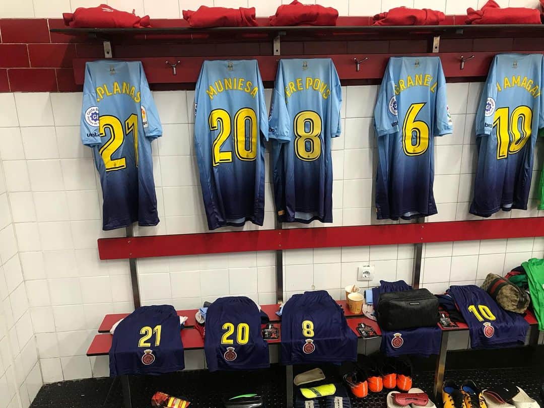 マルク・ムニエッサさんのインスタグラム写真 - (マルク・ムニエッサInstagram)「Avui ens despedim de l’equip, del club, de l’afició i de la ciutat.  Hem viscut experiències de tot tipus en aquestes dues temporades. De bones i de dolentes, però sempre defensant aquests colors i aquesta samarreta, amb orgull i satisfacció.  El futbol em va donar l’oportunitat de jugar al costat de casa i conèixer a molts companys i treballadors, que a dia d’avui considero amics. Avui començo una nova etapa fora, que de ben segur al costat de la meva família serà apassionant.  Només tinc paraules d’agraïment per tota aquella gent que treballa pel GironaFC, des de la gent d’oficines, a la que està amb nosaltres cada dia al vestidor. Però sobretot m’agradaria fer menció especial a l’afició, vosaltres sou els veritables responsables de que el Girona sigui un grandíssim club.  La meva família i jo us estarem eternament agraïts pel tracte rebut. Ens emportem milers de magnífics records i d’experiències viscudes, que recordarem per sempre.  A partir d’avui seré un aficionat més i des de la distància us estaré animant per assolir els objectius. Estic convençut que s’aconseguiran. Som-hi @gironafc !!! 🔴⚪️ Moltes gràcies per tot i fins aviat Girona, Marc Muniesa —————————————————— Hoy nos despedimos del equipo, del club, de la afición y de la ciudad. Hemos vivido experiencias de todo tipo en estas dos temporadas. De buenas y malas, pero siempre defendiendo estos colores y esta camiseta, con orgullo y satisfacción. El fútbol me dio la oportunidad de jugar al lado de casa y conocer a muchos compañeros y trabajadores, que a día de hoy considero amigos. Hoy comienzo una nueva etapa fuera, que seguro junto a mi familia será apasionante. Sólo tengo palabras de agradecimiento para toda aquella gente que trabaja para el GironaFC, desde la gente de oficinas, hasta la que está con nosotros cada día en el vestuario. Pero sobre todo me gustaría hacer mención especial a la afición, vosotros sóis los verdaderos responsables de que el Girona sea un grandísimo club. Mi familia y yo os estaremos eternamente agradecidos por el trato recibido. Nos llevamos miles de magníficos recuerdos y experiencias vividas, que recordaremos para siempre. Muchas gracias y hasta pronto Girona! 🔴⚪️❤️」8月20日 3時49分 - muniesa