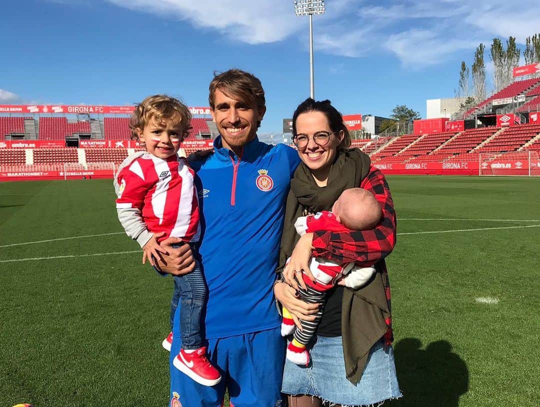 マルク・ムニエッサさんのインスタグラム写真 - (マルク・ムニエッサInstagram)「Avui ens despedim de l’equip, del club, de l’afició i de la ciutat.  Hem viscut experiències de tot tipus en aquestes dues temporades. De bones i de dolentes, però sempre defensant aquests colors i aquesta samarreta, amb orgull i satisfacció.  El futbol em va donar l’oportunitat de jugar al costat de casa i conèixer a molts companys i treballadors, que a dia d’avui considero amics. Avui començo una nova etapa fora, que de ben segur al costat de la meva família serà apassionant.  Només tinc paraules d’agraïment per tota aquella gent que treballa pel GironaFC, des de la gent d’oficines, a la que està amb nosaltres cada dia al vestidor. Però sobretot m’agradaria fer menció especial a l’afició, vosaltres sou els veritables responsables de que el Girona sigui un grandíssim club.  La meva família i jo us estarem eternament agraïts pel tracte rebut. Ens emportem milers de magnífics records i d’experiències viscudes, que recordarem per sempre.  A partir d’avui seré un aficionat més i des de la distància us estaré animant per assolir els objectius. Estic convençut que s’aconseguiran. Som-hi @gironafc !!! 🔴⚪️ Moltes gràcies per tot i fins aviat Girona, Marc Muniesa —————————————————— Hoy nos despedimos del equipo, del club, de la afición y de la ciudad. Hemos vivido experiencias de todo tipo en estas dos temporadas. De buenas y malas, pero siempre defendiendo estos colores y esta camiseta, con orgullo y satisfacción. El fútbol me dio la oportunidad de jugar al lado de casa y conocer a muchos compañeros y trabajadores, que a día de hoy considero amigos. Hoy comienzo una nueva etapa fuera, que seguro junto a mi familia será apasionante. Sólo tengo palabras de agradecimiento para toda aquella gente que trabaja para el GironaFC, desde la gente de oficinas, hasta la que está con nosotros cada día en el vestuario. Pero sobre todo me gustaría hacer mención especial a la afición, vosotros sóis los verdaderos responsables de que el Girona sea un grandísimo club. Mi familia y yo os estaremos eternamente agradecidos por el trato recibido. Nos llevamos miles de magníficos recuerdos y experiencias vividas, que recordaremos para siempre. Muchas gracias y hasta pronto Girona! 🔴⚪️❤️」8月20日 3時49分 - muniesa
