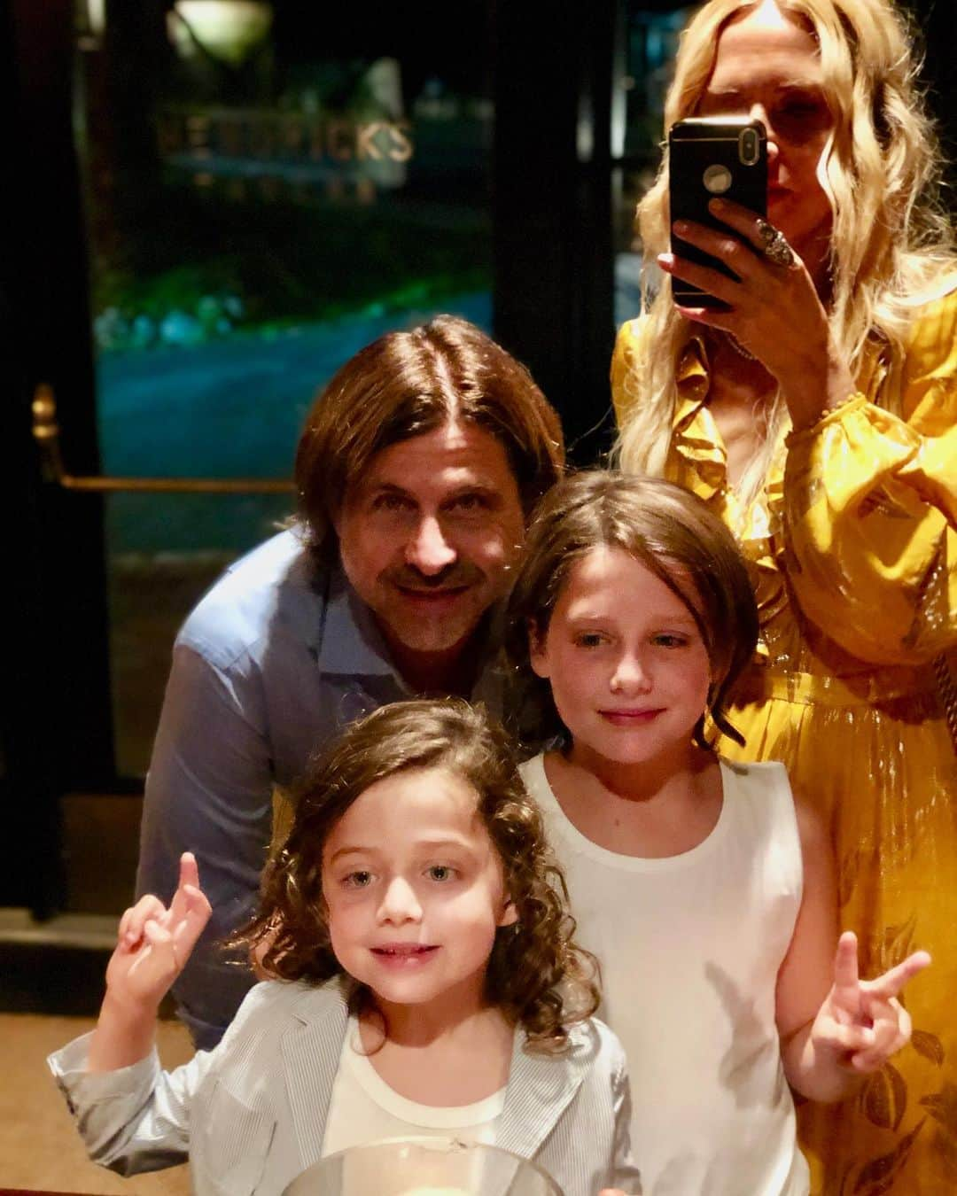 レイチェル・ゾーさんのインスタグラム写真 - (レイチェル・ゾーInstagram)「A family that mirror #selfies together...stays #together. XoRZ ❤️✌🏼#mcm #myfamily」8月20日 3時57分 - rachelzoe