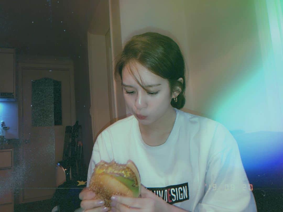 山上愛のインスタグラム：「🍔🍔🍔🍔🍔」