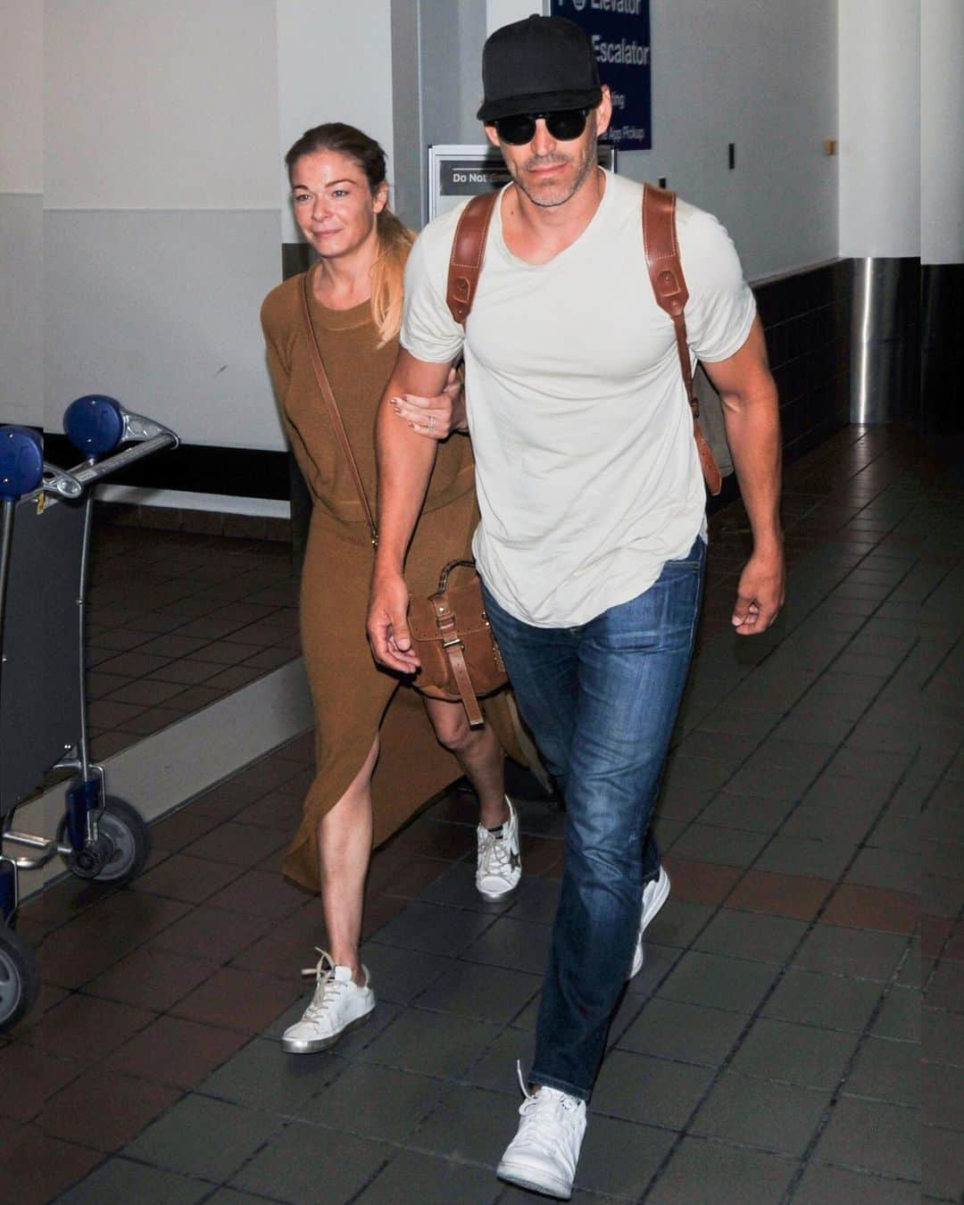 Just Jaredさんのインスタグラム写真 - (Just JaredInstagram)「@leannrimes and @eddiecibrian return back home to L.A. after mini vaca away! See more on JustJared.com. Photos: Backgrid」8月20日 3時55分 - justjared