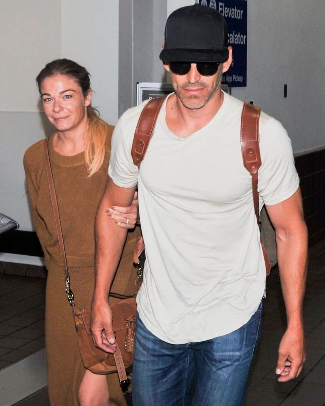 Just Jaredさんのインスタグラム写真 - (Just JaredInstagram)「@leannrimes and @eddiecibrian return back home to L.A. after mini vaca away! See more on JustJared.com. Photos: Backgrid」8月20日 3時55分 - justjared