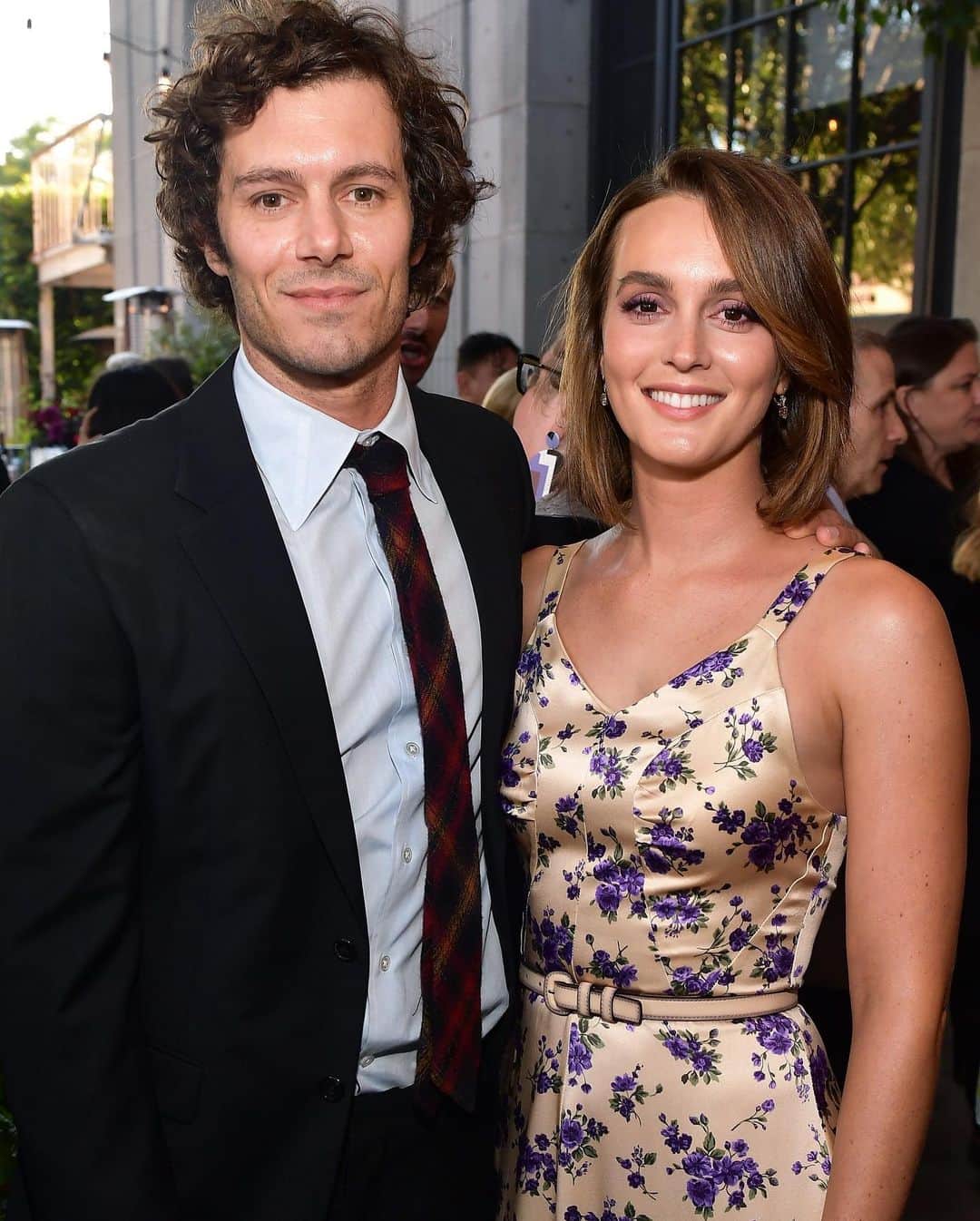 Just Jaredさんのインスタグラム写真 - (Just JaredInstagram)「Adam Brody is supported by wife @itsmeleighton at the premiere of his new movie @readyornotfilm!  #AdamBrody #LeightonMeester #ReadyOrNotMovie Photos: Getty」8月20日 14時46分 - justjared