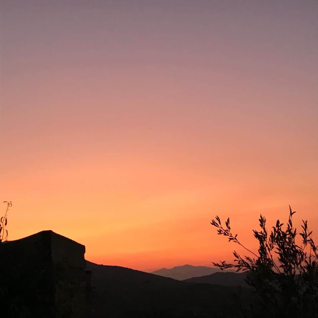 アレクシマビーユのインスタグラム：「Sunset colors #greece #symi #orange #pink #black #shadesoffire #fire #colorful #turner #stunning #vacation #peace」