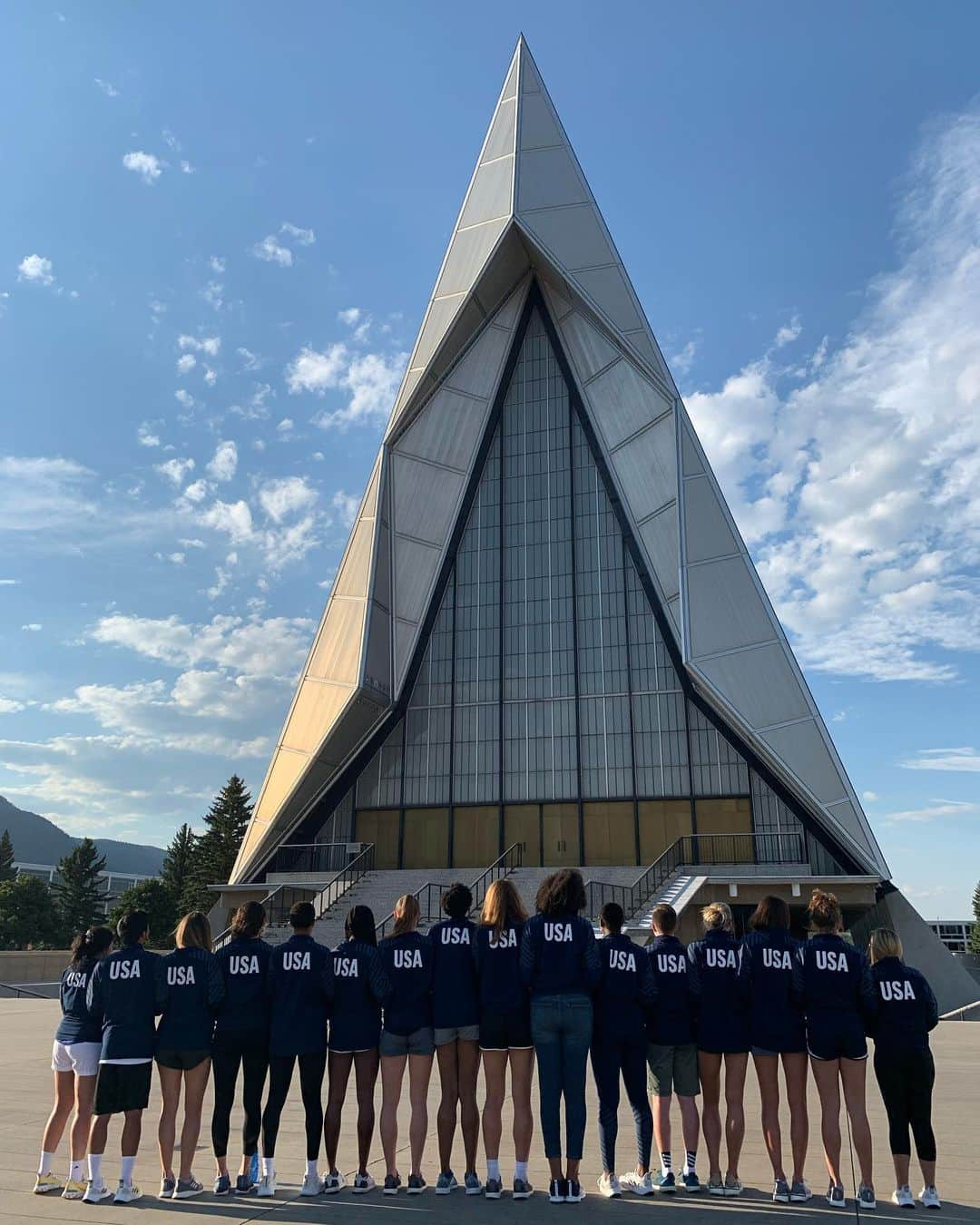 USA Volleyballさんのインスタグラム写真 - (USA VolleyballInstagram)「@usavwnt took a break from training to visit the #AirForceAcademy in @olympiccityusa. They had chance to talk with some cadets, and seeing parallels as a National Team athlete and a cadet representing our country in different ways but with 🇺🇸 on their chests. Come watch the USA women and men play Aug. 22-24 in NORCECA Champions Cup at the Olympic & Paralympic Training Center in #ColoradoSprings at 5 pm and 7 pm each night.」8月20日 13時20分 - usavolleyball