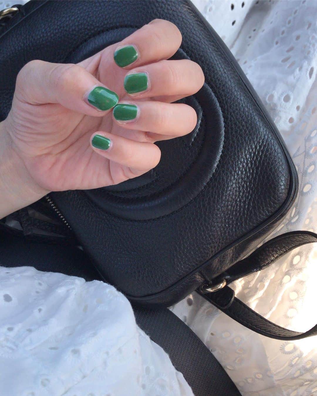 Keikooooooのインスタグラム：「green nail💚💚💚 手元だけスコシ秋感🍃 . #手元くら部 #手元 #ネイル #nail」