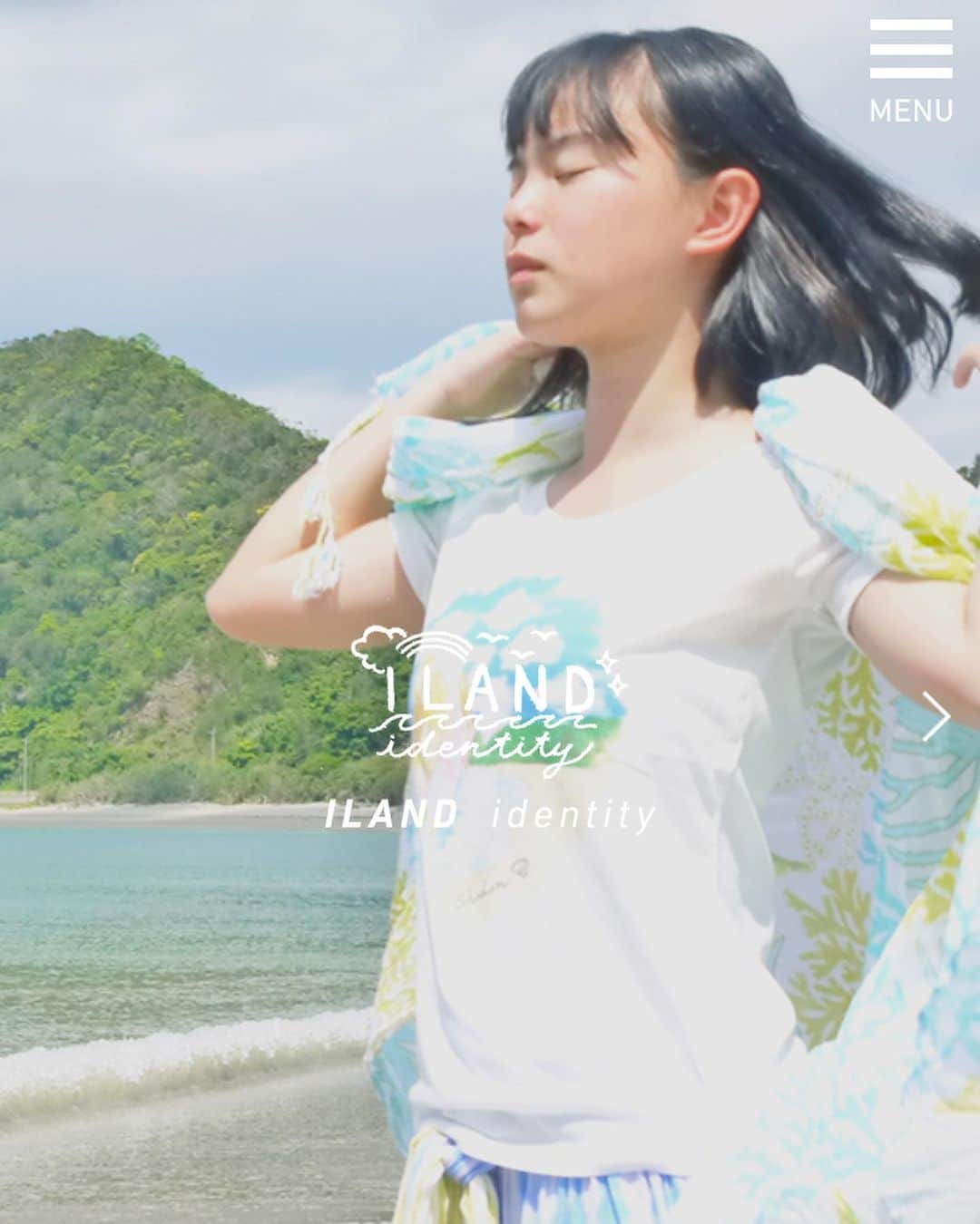 のインスタグラム：「ILAND identity セカンドシーズンのwebサイトを作成しました。 今回のモデルは加計呂麻島出身の16歳、kokoroちゃん。 島を立つ彼女の島への思いを元にしたストーリー仕立てのwebサイトです。 ロケ地はもちろん、すべて加計呂麻島です。  できたら大きな画面で、ごゆっくりご覧になっていただけたら幸いです。  http://2nd.iland-identity.jp/  #ILANDidentity #加計呂麻島」