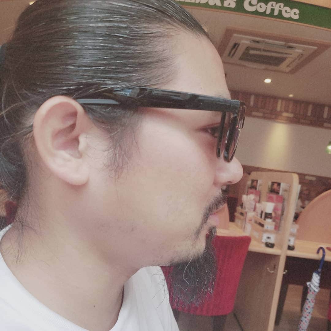 涼平さんのインスタグラム写真 - (涼平Instagram)「眼鏡オン眼鏡  遠くも見えるし日差しも避けられるね🦄  #migimimisleeptight  #seijimatsumoto  #sunglasses #👓 #😎」8月20日 13時30分 - mm_peko