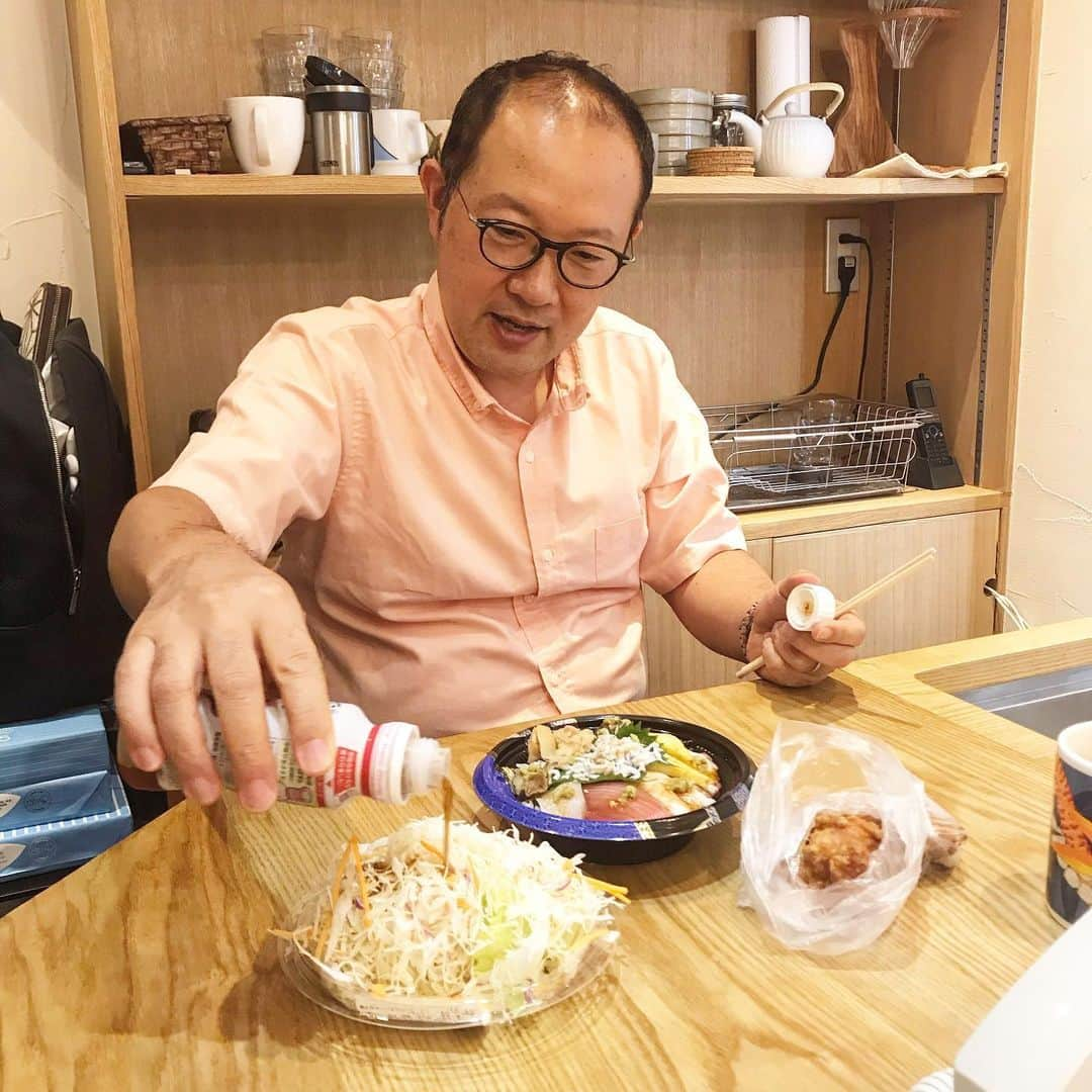 ココハウスさんのインスタグラム写真 - (ココハウスInstagram)「♡ 葉山店ランチ  葉山ステーションには 美味しいものがたくさん  海鮮丼500円 唐揚げ 174円 サラダは98円 （ドレッシングは関浪さん私物）  バランスよく食べます  #不動産 #葉山 #さらめし #サラダ #海鮮丼 #唐揚げ #葉山ステーション  #COCOHOUSE葉山店」8月20日 13時31分 - cocohouse.kamakura