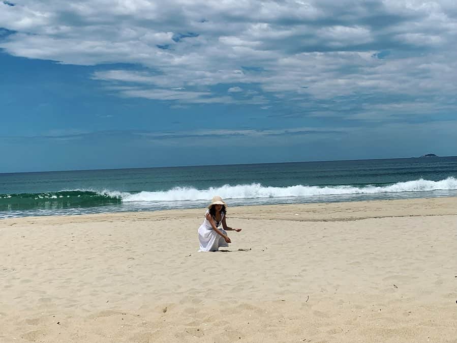 利咲さんのインスタグラム写真 - (利咲Instagram)「ホイアンから近い、アンバンビーチ。 5つ星ホテルパールホイアンのプライベートビーチにもなってます。 ダナンのミーケビーチにも繋がっているくらいかなり地平線が長ーく見れる広々としたビーチです。  ダナンは開発ラッシュで高級ホテルがビーチ沿いにズラッと立ち並んでます。  アンバンビーチは「CNNの世界のビーチ100選」に選出されたり トリップアドバイザーの「アジアの美しいビーチ25選」に2015年から4年連続でランクインするなど美しさで有名なビーチだそうです。  #ホイアン #hoian #ベトナム #vietnam #ダナン #danang #danangtrip #ホーチミン #hochiminh #ハノイ #Hanoi #世界遺産 #Asia #ランタン #ラプンツェル #lantern #Lanthan #photogenic  #pearlhoian #thepearlhoian #5starhotel #fivestarhotel #beach #ミーケビーチ #アンバンビーチ #anbangbeach #mykhebeach #mykhe #anbang」8月20日 13時43分 - himeringo908