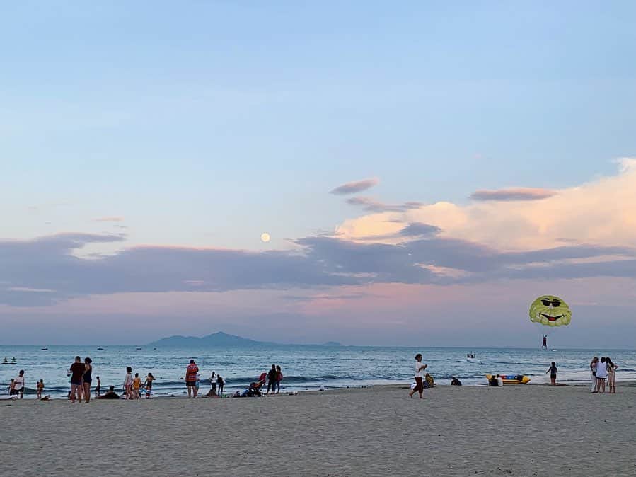 利咲さんのインスタグラム写真 - (利咲Instagram)「ホイアンから近い、アンバンビーチ。 5つ星ホテルパールホイアンのプライベートビーチにもなってます。 ダナンのミーケビーチにも繋がっているくらいかなり地平線が長ーく見れる広々としたビーチです。  ダナンは開発ラッシュで高級ホテルがビーチ沿いにズラッと立ち並んでます。  アンバンビーチは「CNNの世界のビーチ100選」に選出されたり トリップアドバイザーの「アジアの美しいビーチ25選」に2015年から4年連続でランクインするなど美しさで有名なビーチだそうです。  #ホイアン #hoian #ベトナム #vietnam #ダナン #danang #danangtrip #ホーチミン #hochiminh #ハノイ #Hanoi #世界遺産 #Asia #ランタン #ラプンツェル #lantern #Lanthan #photogenic  #pearlhoian #thepearlhoian #5starhotel #fivestarhotel #beach #ミーケビーチ #アンバンビーチ #anbangbeach #mykhebeach #mykhe #anbang」8月20日 13時43分 - himeringo908