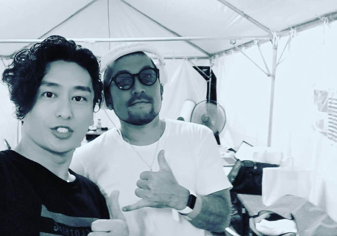 LANCEさんのインスタグラム写真 - (LANCEInstagram)「. ナツナバルにて、 久しくご無沙汰しとりました… ケツメイシ 大蔵先輩と📸 . 河野さんも元気にしてるんかなぁ… デビュー前はよく、 飯に連れて行ってもらったり… . デビュー決まった時は、 デモ段階のアイヲクダサイを、 聴いてもらおうと渡したら、 『今度からもう飯奢るのヤメるわ！』笑 . って、アレなんか嬉しかったのだけ、 まじ覚えてんなぁ… 💭 ＿＿＿＿＿＿＿🚬🙄🤚 その時の状況とか、場所風景景色とか、 スチュエーションとか、掛かってた曲、 匂いとかも、思い出の中には、 種類も豊富にたくさんあるけど、 . 過去の自分の感情を、 鮮明に覚えてるのって、 ほんと数えるほどしか無くて、 アレなんか今ふと思うとホント、 不思議だなぁ… . . そして、 やっぱり聴く度、見る度に思ってた、 説明はなんか上手くできないけども、 大蔵先輩の柔軟剤の香りがする音楽感。 . と言いますか… . 曲を歌いこなす…というか、 歌を乗りこなしてる感じがして、 . 何だろうねアレは。 歌以外の事をやって、 歌ってるって感じ♪ . 見習うとか、自分も覚えたいとか、 尊敬するとか、それすら思わんくらい . . なんやろ。 . これ多分… 神がかっとる…んよなぁ。 . なんか、 神様の性格を俺も見習おう！とか、 神様の雰囲気を俺も出せるようになろ！ とか、思わんというか考えもせん感じ。 . . 当然してるんだけども尊敬も。 でも尊敬今更するまでも無くして、 存在しとるのが神様。って感じやない？的な。 . . それが、今回もやはり健在でした。。 大蔵先輩ありがとうございました！！ . . . . . . . . なんか改めてこの写真みたら、 もうご利益もありそうに見えてきた… . またご一緒出来る日を、 楽しみにしとります✨」8月20日 13時41分 - onedraft.lancetagram