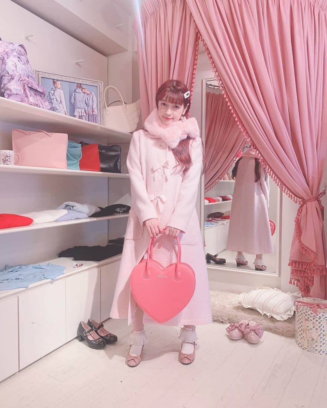 青木美沙子さんのインスタグラム写真 - (青木美沙子Instagram)「#MILK さんのプレスルームにおじゃましました💓 新作沢山見れた❣️中国にいて展示会に行けなかったから新作みれて嬉しい😂かわいいコート💕 やっぱり、ピンクばかりになっちゃうけどピンクが好き💓 #MILK #新作コート」8月20日 13時43分 - misakoaoki