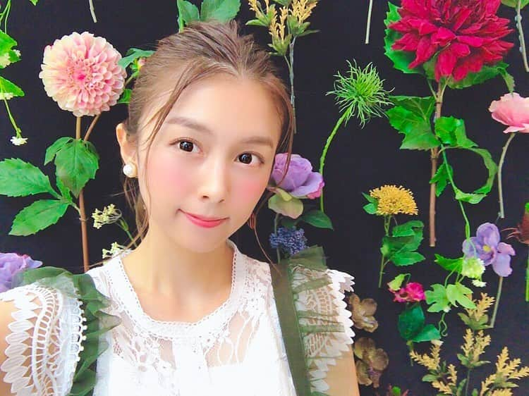 麻衣愛さんのインスタグラム写真 - (麻衣愛Instagram)「お花に囲まれると幸せな気持ちになるよね🌻 私も一緒にいるだけで人を幸せな気持ちにさせられる存在になりたいな☺️💕なるんだ💗 #こうみえて #フラワーアレンジメント #資格 #持ってるの #1番好きな花 #バラ #薔薇 #🥀 #dholic #tops #fashion #flower #flowerarrangement」8月20日 13時45分 - maiaiii_0814